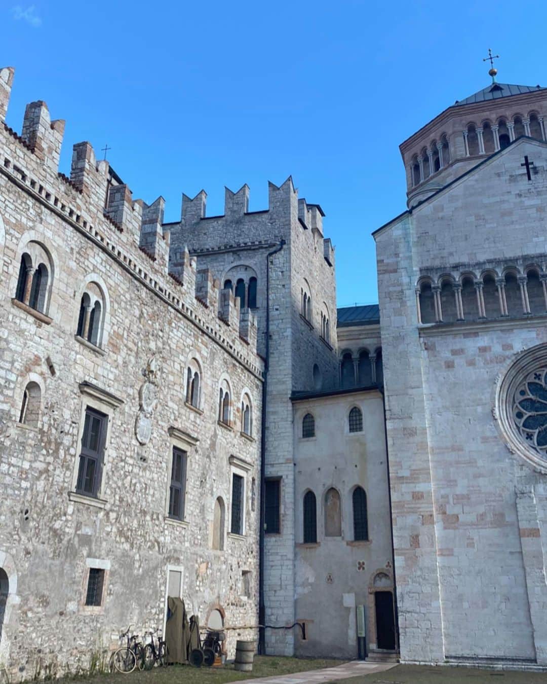 サクラ・キルシュさんのインスタグラム写真 - (サクラ・キルシュInstagram)「📜🏰🎻  City center of Trento <3 . トレントを象徴する大聖堂の前で。💕小さいけれどとてもおしゃれな街でした。写真の時は取りましたが、ずっとマスクして歩いていました✅😔 . #trento #vacation #vacaciones #sunnyday #ootd #ootdfashion #ootdinspo #ootdstyle #fashion #trentocity #vacationvibes #castle #castles #🏰」8月7日 18時27分 - sakura_kirsch