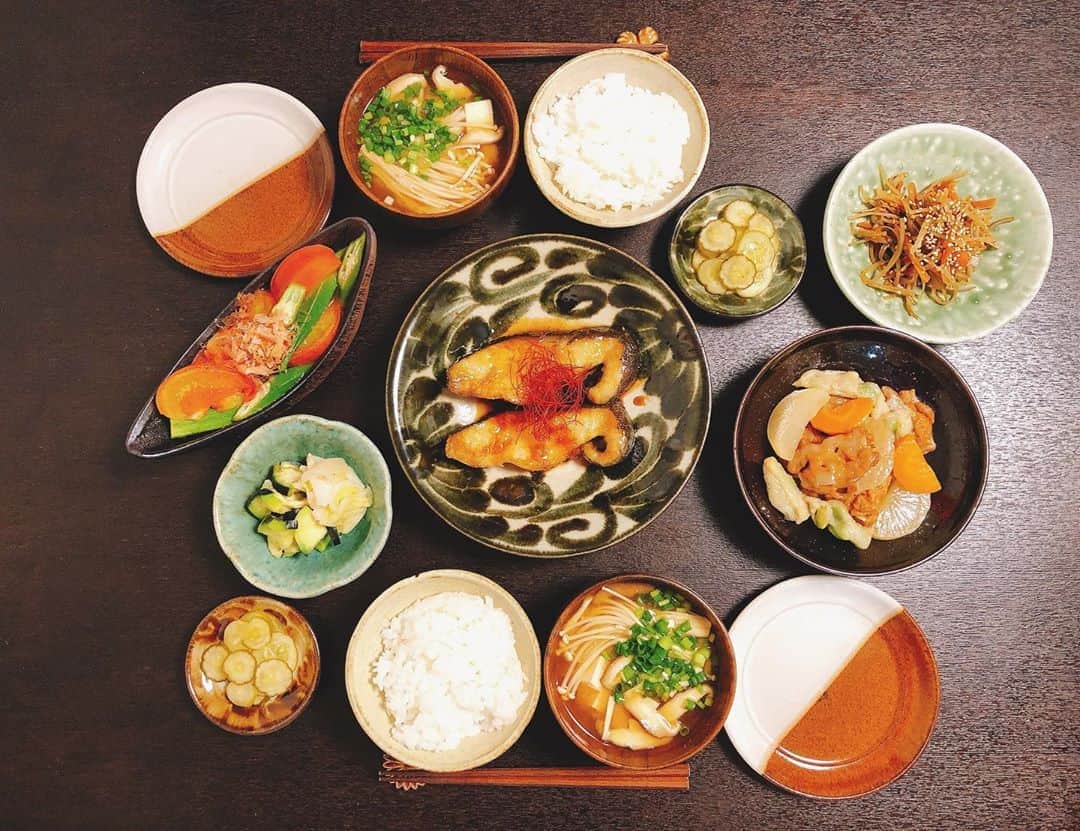 ステファニーのインスタグラム：「🐟🇯🇵🍚🙏 お魚にお野菜たくさんの和食ご飯の日。 _____ 銀鱈の照り焼き 蓮と枝豆のつみれとお野菜の煮物 トマトとオクラの出汁煮びたし きんぴらごぼう 茄子と白菜のさっぱり漬け 胡瓜の糠漬け たっぷり茸と豆腐の味噌汁 ご飯」