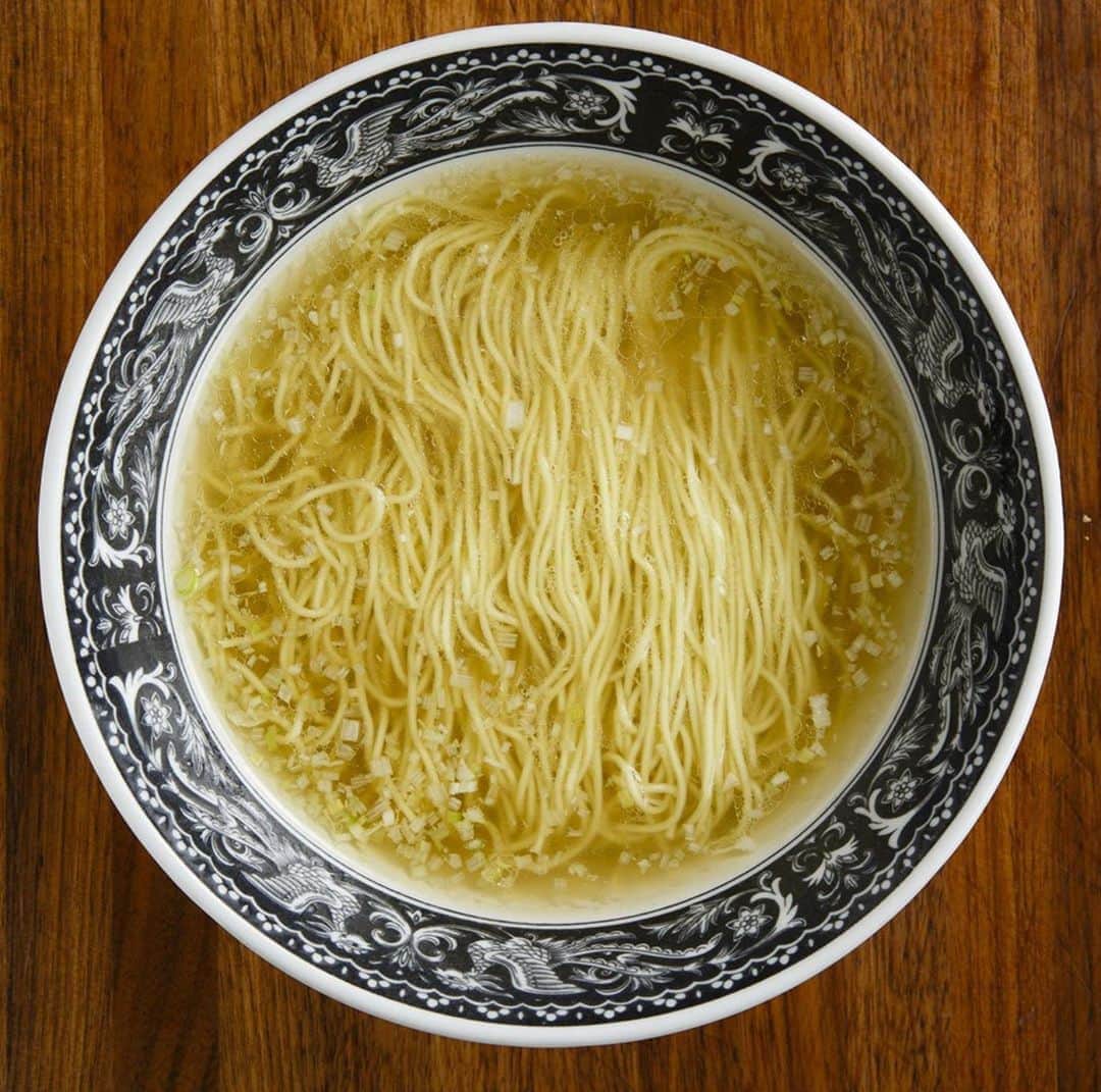 散歩の達人さんのインスタグラム写真 - (散歩の達人Instagram)「『麺処 中村屋』で、具材に左右されない究極の味わいを堪能したい！  記事「スープと麺だけ！ “す”ラーメンという芸術品を味わえる東京近郊の7軒」より。  #さんたつ #散歩の達人 #ラーメン #東京 #神奈川 #海老名 #海老名グルメ #海老名ランチ #海老名ラーメン #ラーメン #すラーメン」8月7日 18時27分 - san_tatsu