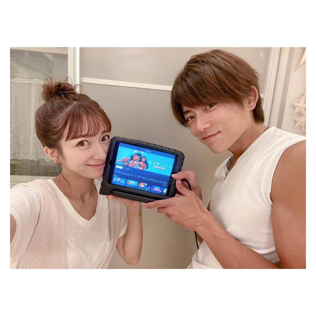 辻希美さんのインスタグラム写真 - (辻希美Instagram)「ディズニープラスのイッキミ"夏祭り"が開催中だょーっ😆💕  この夏、我が家のディズニープラス“イッキミ” テーマは✨ 「サマーアドベンチャー」😆💕💕💕👍👍"  ベランダでちょっぴり南国気分を味わいながら🏝💕 家族で臨場感満点の「モアナ」を楽しんでます❤️✨✨  👉swipeしてね🏝  #ディズニープラスイッキミ #PR #我が家皆釘付け #夏休みはイッキミ #オススメ @disneyplusjp」8月7日 18時28分 - tsujinozomi_official