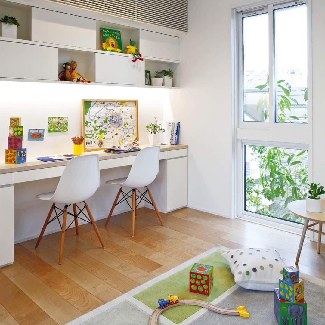 積水ハウスさんのインスタグラム写真 積水ハウスinstagram Ldkの一角や吹き抜けに面した廊下に 家族みんなで使えるファミリーステーションを 子どもは家族の気配を感じることで安心し 集中して勉強や作業をすることができます 4枚目はファミリー