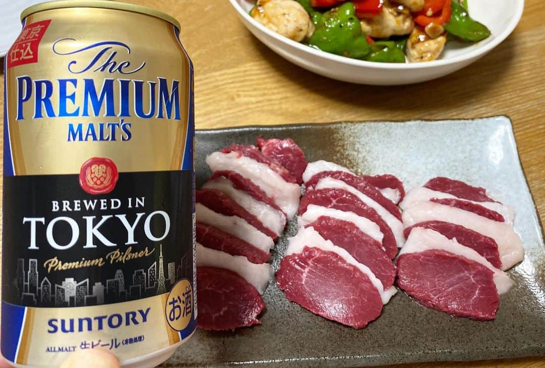 佐野優子のインスタグラム：「. お取り寄せして忘れかけていた馬刺しと共に🍺➕🐴 . . #馬刺し #プレモル #suntory」