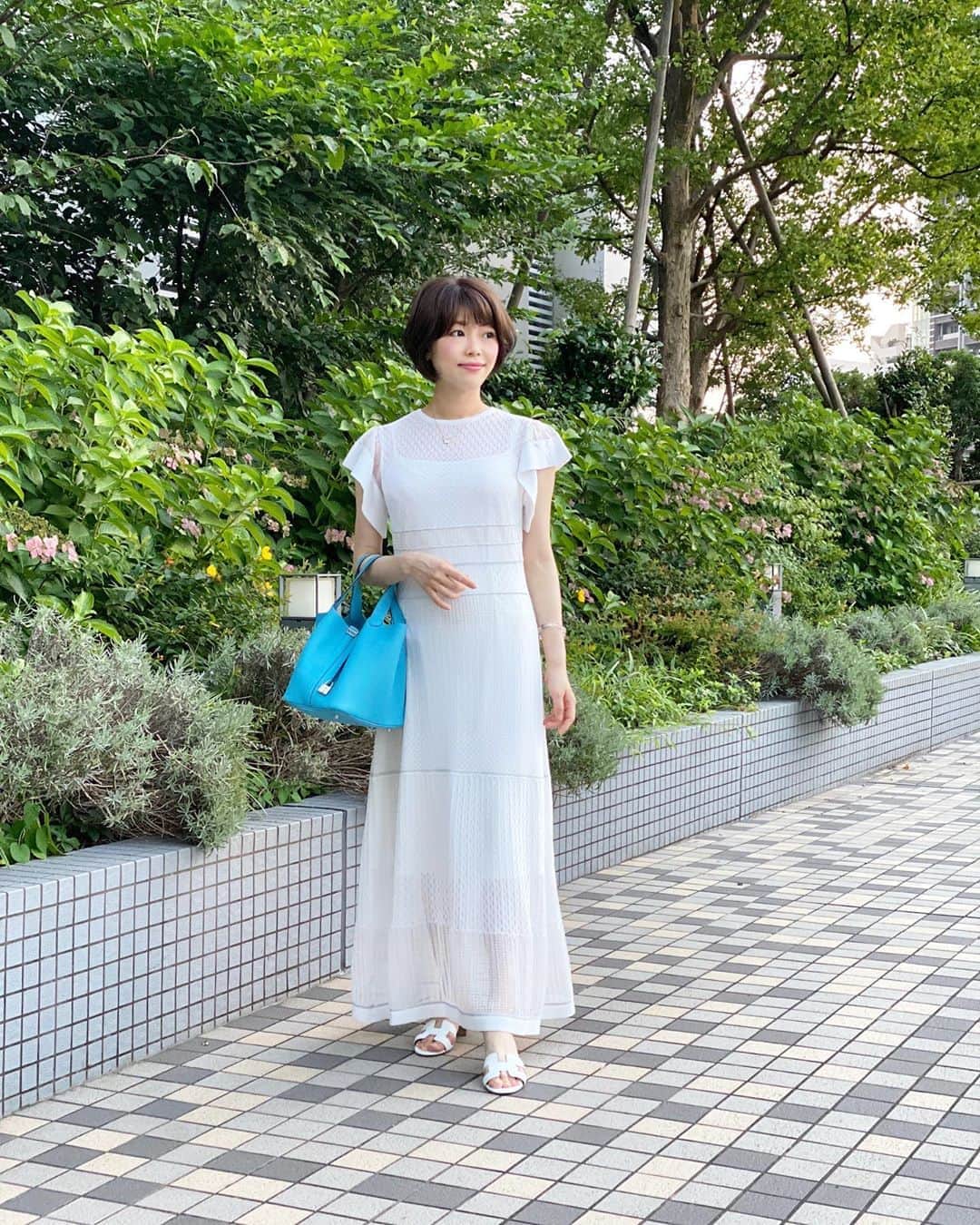 のインスタグラム：「. #バースデーランチ の時のコーディネート💓 👶🏻くんは母に見てもらえたので授乳のことは気にせず、 展示会でオーダーしていた @celford_official のサマーニットワンピースを初おろし👗✨ . onepiece #celford bag,shoes #hermes . スワイプ②・③枚目 やっと美容室へ行けました😂 なんだか急にダークカラーにしたくなって、 "落ち着いた大人カラー、でもお洒落な感じ✨"とオーダー🙋‍♀️ 想像以上に素敵なカラーにして頂きました🥺✨✨ 6トーンのプラチナブラウンだそうです🤎 @yoshiohisamoto さん、 いつもありがとうございます💇‍♀️ . .  #6月生まれベビー #2020ベビー #令和2年ベビー #男の子ママ #新米ママ #生後1ヶ月 #生後1ヶ月ベビー #成長記録 #育児記録 #親バカ部 #新米ママと繋がりたい #新米ママさんと繋がりたい #ママライフ #男の子ママコーデ #ショートヘア #大人ショート #プラチナブラウン」
