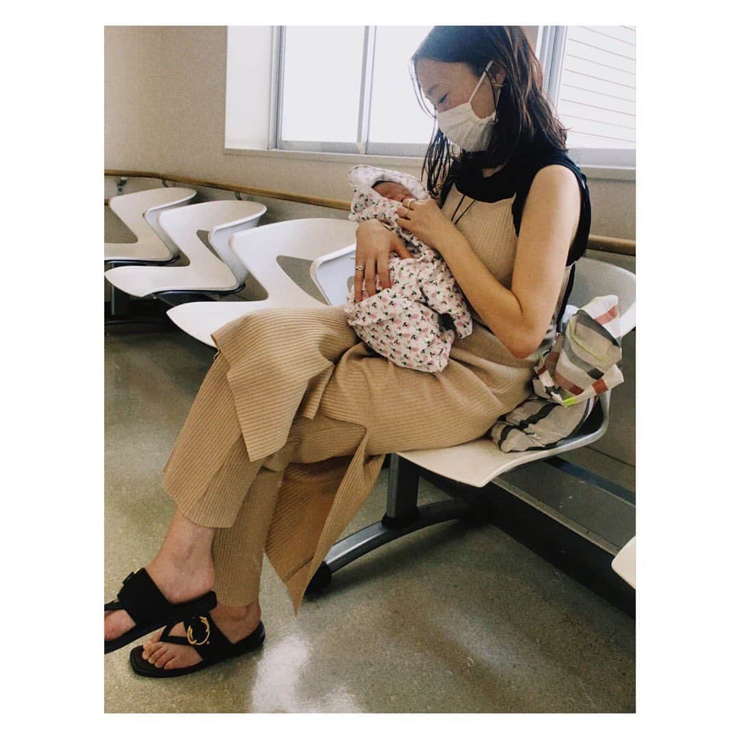 野尻美穂のインスタグラム：「mameのスワドルかわいくて検診にウキウキしながら持ってきたのに上手く巻けず🤔😂  今日で無事1ヵ月を迎えました🦦  寝つきや授乳や湿疹やら色々あるけど、世のママが沢山同じ悩みを持ってるから本当に心強いです😌  #babygirl #1month  #1ヵ月検診 #ひなたん通信」