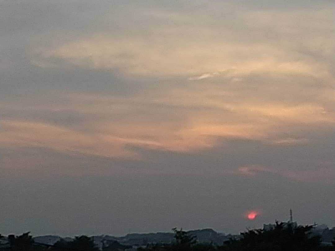 春山恵理さんのインスタグラム写真 - (春山恵理Instagram)「横浜の高台に建つ実家から見える夕焼け🌇 窓が西側にあるので夕焼けの絶景スポットなんです。 2枚目は日の入り１０分前。夕日がめっちゃ赤い。そしてわずか数分で見えなくなった。  #夕焼けが好きな人と繋がりたい  #夕焼け  #日の入り #いまそらぐらむ  #イマソラ #空が好きな人と繋がりたい  #空が好き  #横浜  #スマホ撮影」8月7日 18時37分 - haruyamaeri