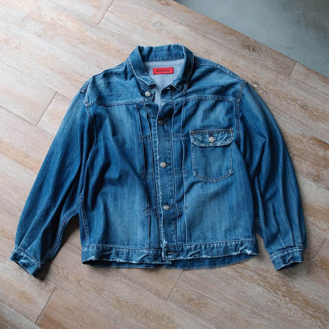 RED CARD TOKYOさんのインスタグラム写真 - (RED CARD TOKYOInstagram)「.﻿ ﻿ Roadshow﻿ ¥26,000+tax﻿ ﻿ 全体的にボリューム感を出したルーズシルエットのデニムジャケット。柔らかく軽い素材にこだわり着心地が良いのが特徴です💫﻿ ﻿ #redcarddeid#redcardtokyo#denim#jeans#intheknowgl#レッドカードデニム#レッドカード#デニムジャケット#オーバーサイズデニムジャケット#デニムコーデ#大人カジュアル」8月7日 18時37分 - redcardtokyo