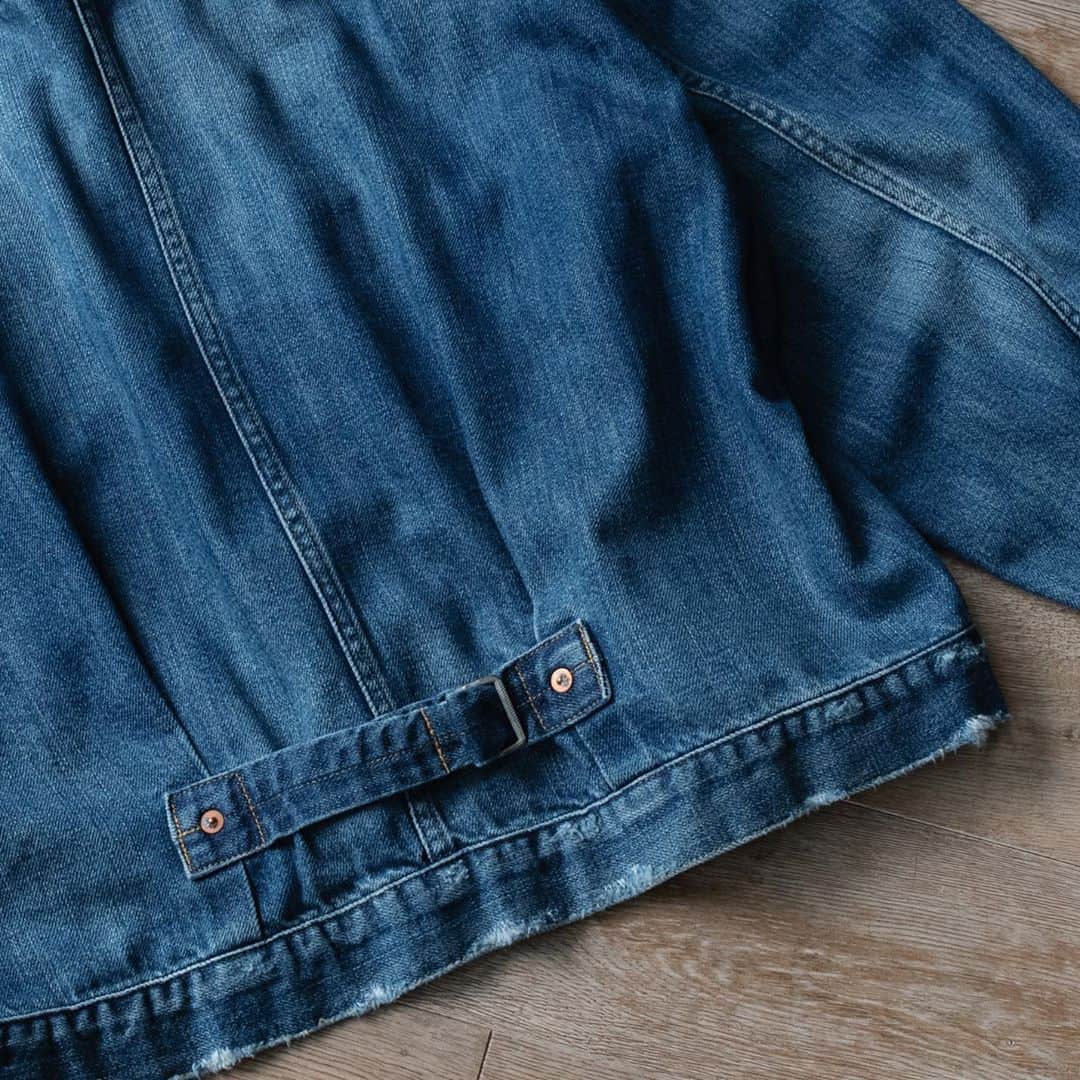 RED CARD TOKYOさんのインスタグラム写真 - (RED CARD TOKYOInstagram)「.﻿ ﻿ Roadshow﻿ ¥26,000+tax﻿ ﻿ 全体的にボリューム感を出したルーズシルエットのデニムジャケット。柔らかく軽い素材にこだわり着心地が良いのが特徴です💫﻿ ﻿ #redcarddeid#redcardtokyo#denim#jeans#intheknowgl#レッドカードデニム#レッドカード#デニムジャケット#オーバーサイズデニムジャケット#デニムコーデ#大人カジュアル」8月7日 18時37分 - redcardtokyo