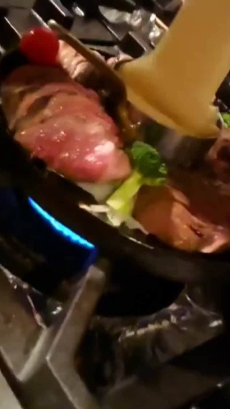 PIT TAVERN 栄店（公式）のインスタグラム：「🧀🍖肉盛りチーズボルケーノ🍖🧀 三種のお肉をたっぷりの濃厚チーズに絡めて💕 #ピットタバーン #」