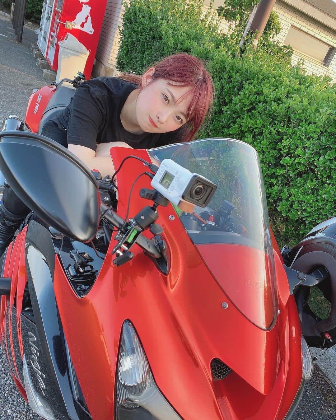 のインスタグラム：「・ ・ 梅雨明けは嬉しいけど、毎日暑すぎですな…🥵☀️ ・ ・ ・ 明日からお盆休みですね～🌟 みなさんは、なにして過ごしますか～？？'٩꒰｡•◡•｡꒱۶' ・ ・ ・ #バイク #バイク女子 #bike #バイクのある生活  #バイクのある風景  #バイクが好きだ  #バイク好きな人と繋がりたい  #バイクウェア #kawasaki #ninja400 #zx14r」