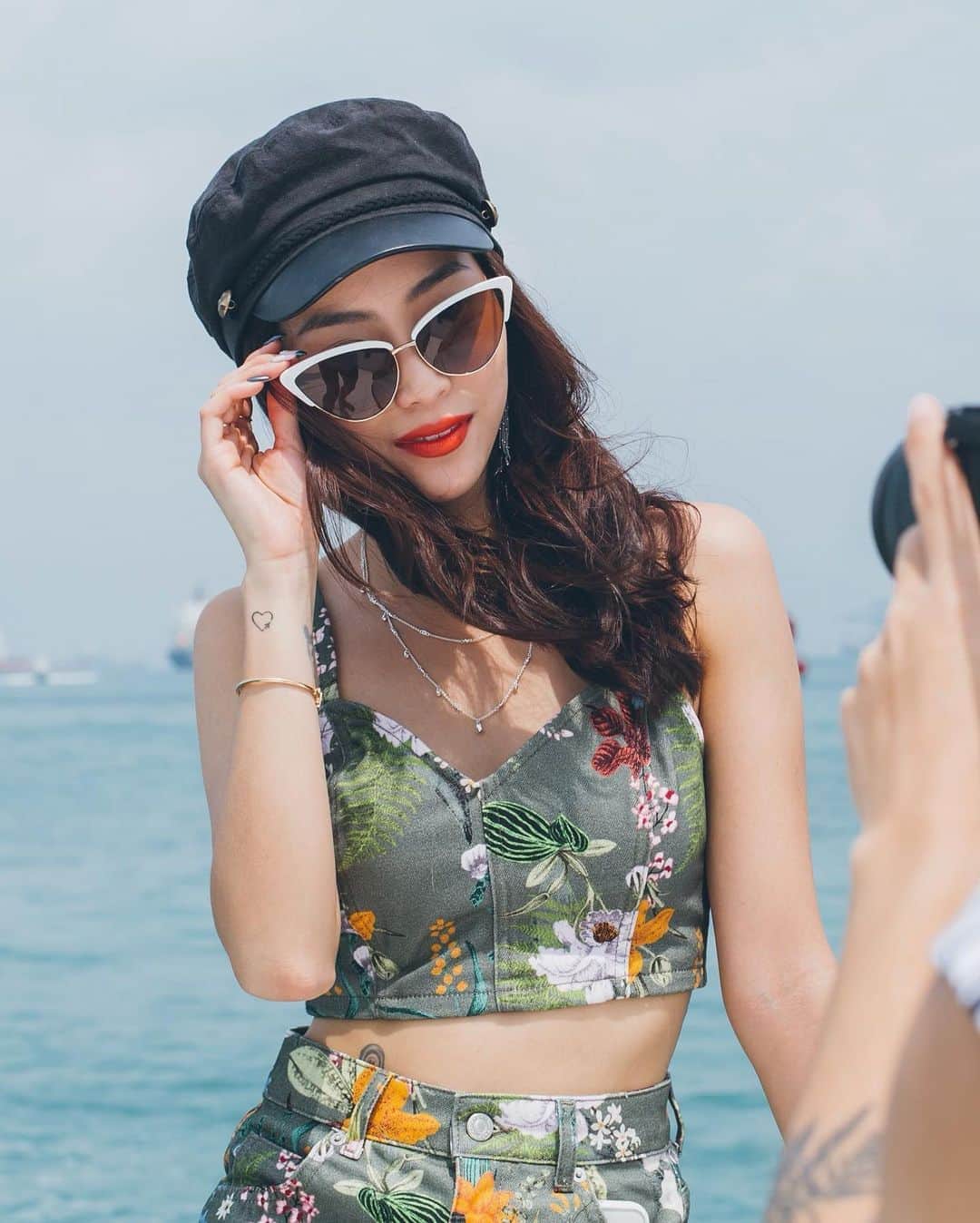 ソニアのインスタグラム：「It’s TIME TO SHOP!! Lock this down: 8Aug (tmr), Sat, 8-9pm and join me for Lazada’s epic National Day Sale! I’m already makin a list- some new accessories, maybe a cap and a painting kit! Play a simple game and win tons of vouchers. See you online 💜 Don’t miss it!  . Link in bio! #lazadaxmediacorp #huatwithmediacorp #lazadasg #lazada88 #LazadaNationalDaySale @lazada_sg」