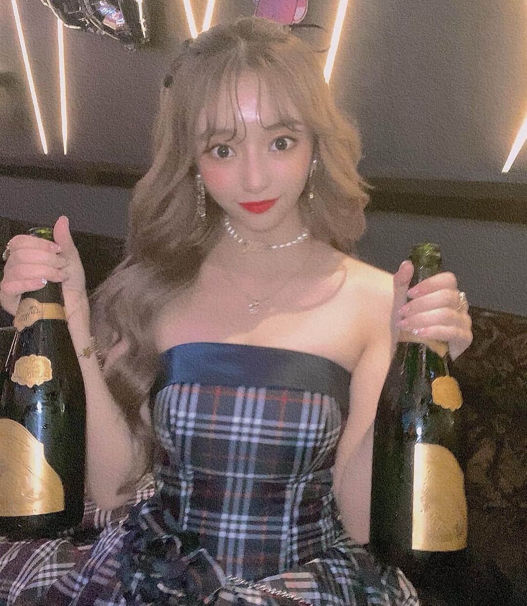 ERENAのインスタグラム：「👗 . . ドレスの写真がちゃんとなくて １日目はチェックのドレスでした🥺👗 . 髪の毛はもちろん めみたまにお任せです😌💕」