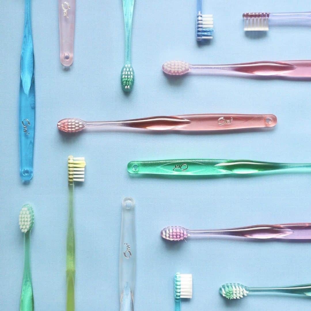 のインスタグラム：「ハブラシのストックがカラフルだと、なんだかうれしい💜💙💛 オーラツーミー ハブラシは全部で13種類のカラーバリエーションがあるから、次はどれにしようかなって使うのが楽しみになるの😉  #Ora2 #Ora2me #オーラツー #オーラルビューティーケア #オーラツーミーハブラシ #歯磨き #ハブラシ #オーラルケア #口内ケア #ケア #カラフル #お気に入り #女子力 #白い歯 #置きが #おきがくらぶ #フォトスタイリング #美容好きな人と繋がりたい #日々の暮らし #丁寧な暮らし #シンプルな暮らし #暮らしを楽しむ #物撮り #おうちじかん #おうちじかんを楽しもう」