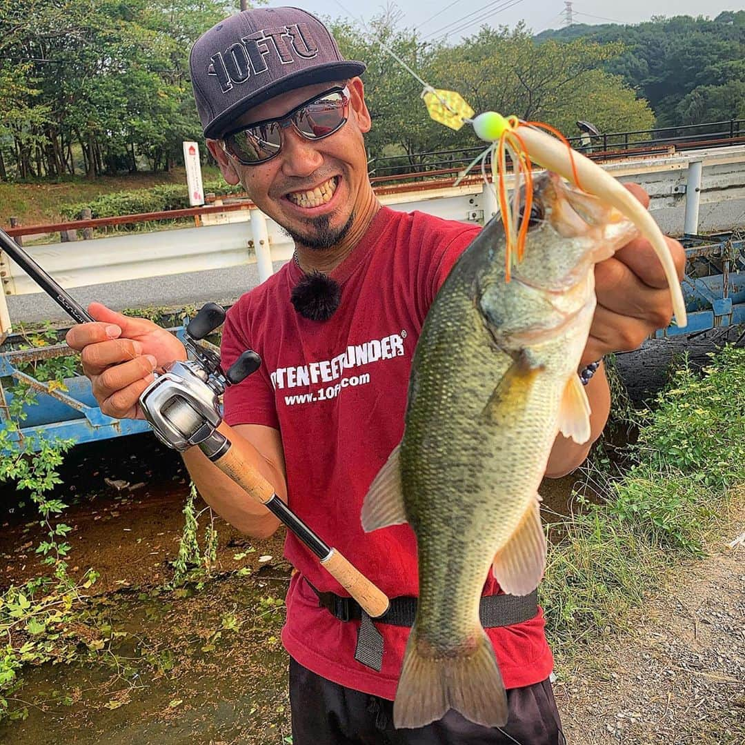 伊豫部健さんのインスタグラム写真 - (伊豫部健Instagram)「九州は熊本県の10FTUスーパーディーラーの山本釣具センター菊陽バイパス店 @yamamototsurigucenter のさかもっちとYouTubeは10FTUチャンネルに大好きな立岡池に来ました(^^) @kazuma.sakamoto.0314  真夏の野池は難しかったが、新たなメソッドを発見♬ なんとコアディにスキップシャッド4.8inを使用したカバーゲーム‼️ これはねぇ~、是非また動画を見てもらえたらと思いますが、かなりキテます♬ コアディのバランスでしか成り立たない新メソッドご期待ください(^^)  @10tenfeetunder_kiob  @10ftu_kiob_smpfishing  @se9rets  @ken_iyobe  @zhanna_smpfishing  @obick_55  @autogarage_omy  @kattobi_iyobe  @sunline_japan  @gary_international_kk  @shimanofishing_jp  @hayabusa_bass  @talex_fishing  @ringstar_1889  @mazda_jp  @skeeter_boats  @yamahaoutboards  #iyoken #kiob #Bin5 #セキュレッツ #イヨケン #伊豫部健 #10ftu  #10tenfeetunder  #10ftuスーパーディーラー #熊本県 #山本釣具センター菊陽バイパス店  #10ftuチャンネル  #やまつりtv  #立岡池  #コアディ  #スキップシャッド」8月7日 18時53分 - ken_iyobe