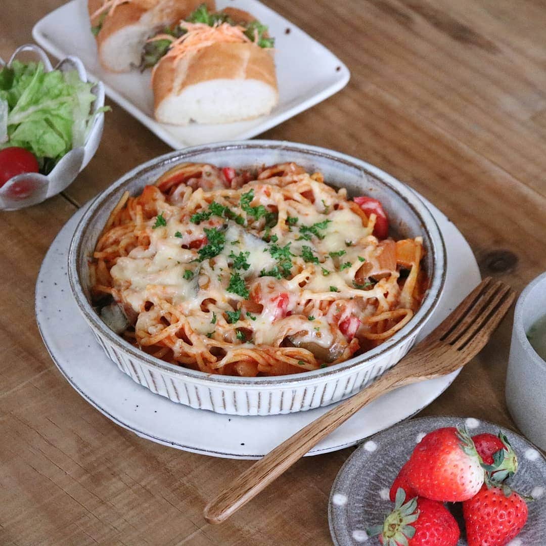 yunaさんのインスタグラム写真 - (yunaInstagram)「♩ . #まとめて投稿 #ひとりごはん  . . 🍚トマトパスタのチーズ焼き 人参サラダサンド サラダ 野菜スープ いちご🍓 . . 🍚チキンカツタルタルソース さつまいもご飯 ひじきの煮物 お味噌汁 サラダ びわ . . #yunaご飯#lin_stagrammer#kurashiru#delistagrammer#Japanesefood#ロカリキッチン#デリスタグラマー#クッキングラム#クッキングラムアンバサダー#タベリー#フーディーテーブル#Kissカメラ#iegohanphoto#てづくりごはん365#おうちごはん#おうちごはんlover#ママリクッキング#マカロニメイト#おうちごはん通信#キッチングラム#おうちカフェ#夜ごはん#晩ごはん#dinner#小石原焼#翁明窯元」8月7日 18時54分 - yuna921