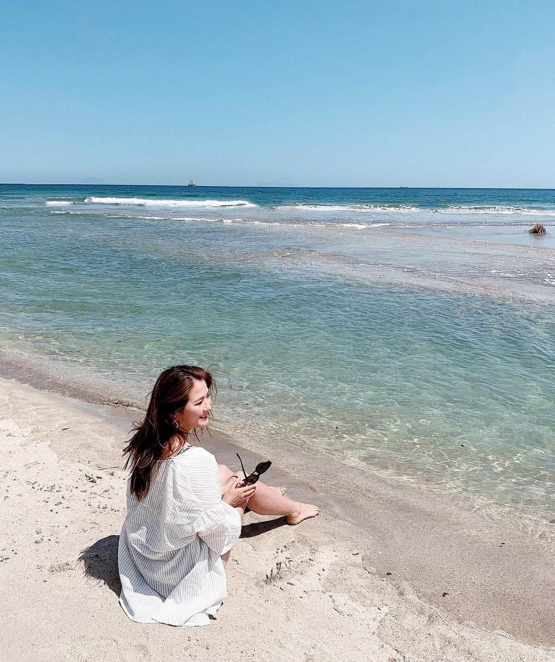 のインスタグラム：「♡︎ʾʾ BLUE BLUE BLUE‼︎🌊🌞✨ . . この間の海☺︎ クリアで本当に綺麗♡ . . . #丸顔の休日#下田#下田市 #beach#海のある生活  #swimwear#ootd#outfit#下田旅行 #伊豆旅行#海水浴#丸顔しぞーか#静岡#静岡観光#夏の思い出#海#ママコーデ#ママファッション#beachlife」