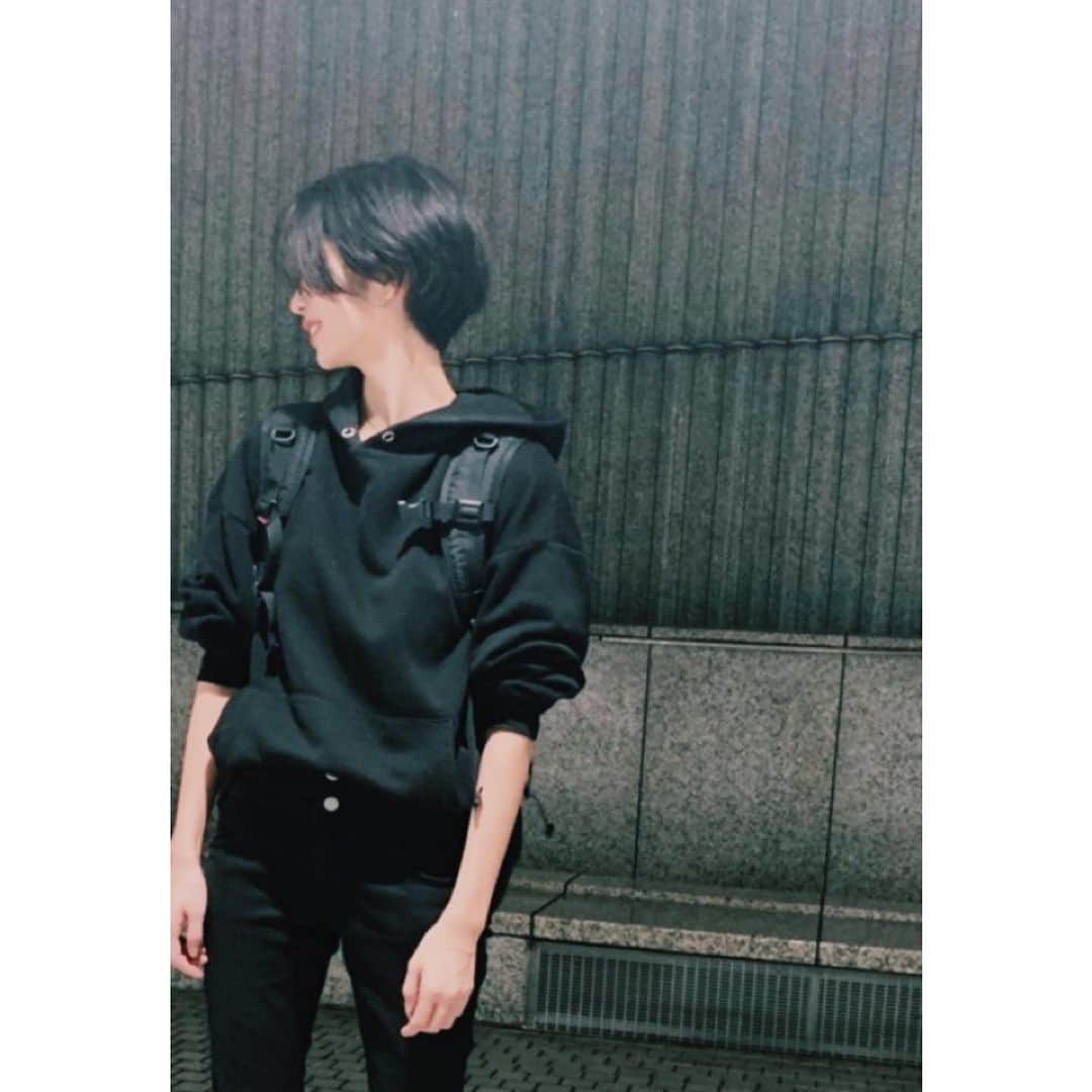 江夏詩織さんのインスタグラム写真 - (江夏詩織Instagram)「髪の毛を、またこんくらいにしようか、どうしようか悩んでます。  #暑すぎる」8月7日 18時56分 - shiori_enatsu