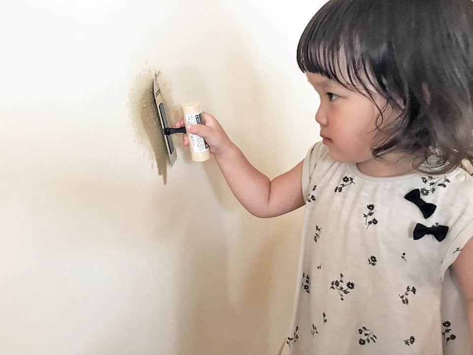 シーエッチ建築工房 さんのインスタグラム写真 - (シーエッチ建築工房 Instagram)「* 私たちの会社の 現場監督、徳毛の家は ３年前にシーエッチで リノベーションをしました。 ⠀⠀⠀⠀⠀⠀⠀⠀⠀⠀⠀⠀ 床も壁も、もちろん自然素材で 身体にやさしい材料。 ⠀⠀⠀⠀⠀⠀⠀⠀⠀⠀⠀⠀ 湯布珪藻土で仕上げた壁は 自然素材なので傷もつきますが ２歳の女の子でも簡単に 修復できてしまいます＊ ⠀⠀⠀⠀⠀⠀⠀⠀⠀⠀⠀⠀ このかわいい様子はブログにも 書きましたのでぜひご覧ください…♩ ⠀⠀⠀⠀⠀⠀⠀⠀⠀⠀⠀⠀ ⠀⠀⠀⠀⠀⠀⠀⠀⠀⠀⠀⠀ ──────────── 株式会社シーエッチ建築工房 兵庫県宝塚市仁川台76番地 0798-52-8863 https://www.ch-wood.co.jp ──────────── @ch_kenchiku ⠀⠀ ⠀⠀ #シーエッチ建築工房 #木の家 #注文住宅 #新築 #一戸建て #家づくり #住まい #暮らし #日々のこと #マイホーム #たからづかな生活 #ときめく日々がたからもの宝塚 #宝塚 #西宮 #伊丹 #川西 #吹田 #三田 #明石 #工務店 #自然素材 #暮らしを楽しむ #こどもと暮らす #珪藻土 #湯布珪藻土 #身体にやさしい #シーエッチが好き #家が好き」8月7日 18時56分 - ch_kenchiku