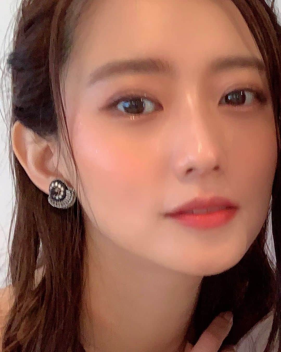 段文凝のインスタグラム：「ブレてしまいました😅 . 昨日から発売の週刊新潮でまた行き付けのお店紹介してるのでぜひチェックしてくださいネ〜😆✨  #TV#TV収録#TV出演#生放送 #メイク#インフルエンサー#撮影#チャイボーグ#オルチャンメイク#オルチャンヘア#韓国#中国#ファッションモデル#モデル#ヘアメイク#中国メイク#クリエイター#雑誌#雑誌撮影#雑誌掲載#取材#ポニーテール#タピオカ#広告モデル#タレント#イベント#アパレル#アパレル撮影#アパレルモデル」