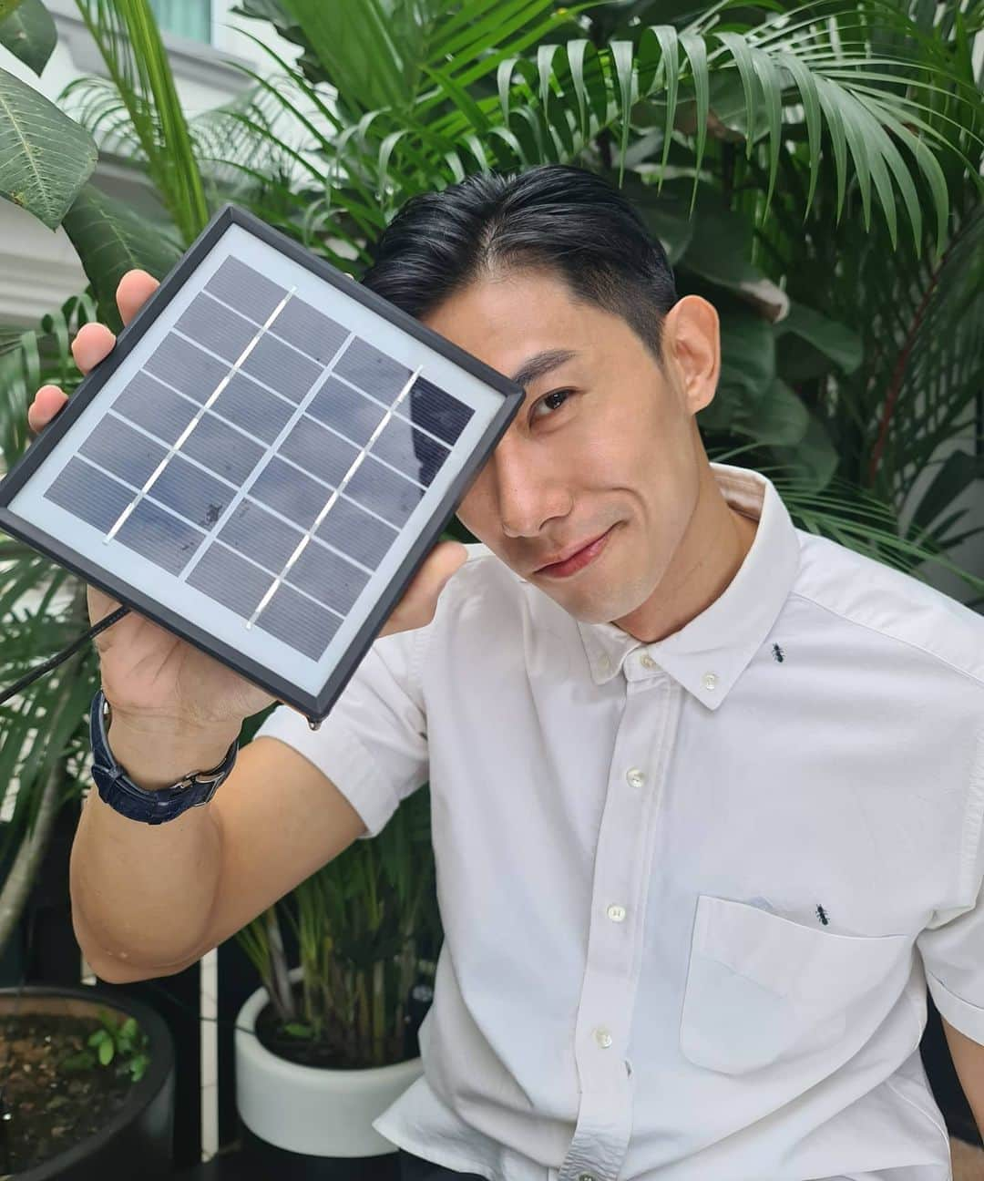 デスモンド・タンさんのインスタグラム写真 - (デスモンド・タンInstagram)「Any idea what is this? It's my solar panel! I've been using more solar-powered gadgets at home lately. Why? 因为我是阳光男孩 I'm sunny boy! 🌞 I'm kidding. 😜 Of course I'm doing it for our environment!  I'm looking forward to the best deals at the #lazadaxmediacorp megasale to pick up new toys at discount up to 90% OFF!   What will you be carting for this sale from 8-10 Aug? I'm going to @lazada_sg app now to cart my solar devices and hydroponic pot to grow my own vegetables! Talk later~ 👋   P.S. Link in my bio. P.P.S. Yes, I've got ants on me because...?   #lazadaxmediacorp #huatwithmediacorp #maituliaomediacorp #lazadasg #lazada88 #LazadaNationalDaySale」8月7日 19時01分 - thedesmondtan