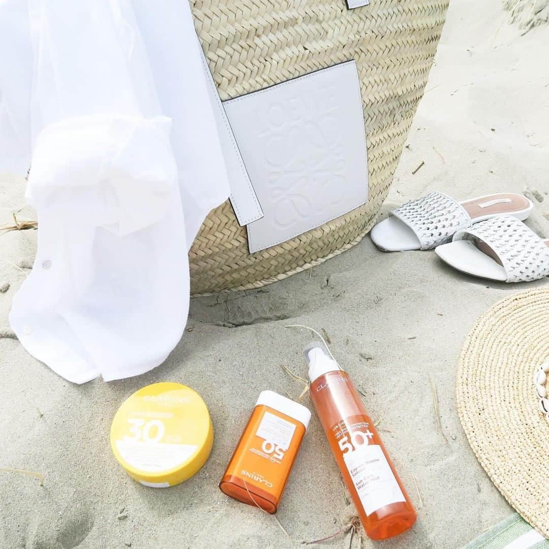 ClarinsUKさんのインスタグラム写真 - (ClarinsUKInstagram)「It's hot out there! 🌞Keep protected with our sun care range, featuring 2 complexes that keep skin young and beautiful:  SUNFILTERCOMPLEX: A sun filter combination for optimal protection against UVA/UVB rays. SUNPLANTCOMPLEX: three plant extracts (aloe vera, sycamore and gold cob) that help prevent the visible signs of photoaging and dehydration.  📷: @fashionwise #Clarins #SunCare #SPF50」8月7日 19時02分 - clarinsuk
