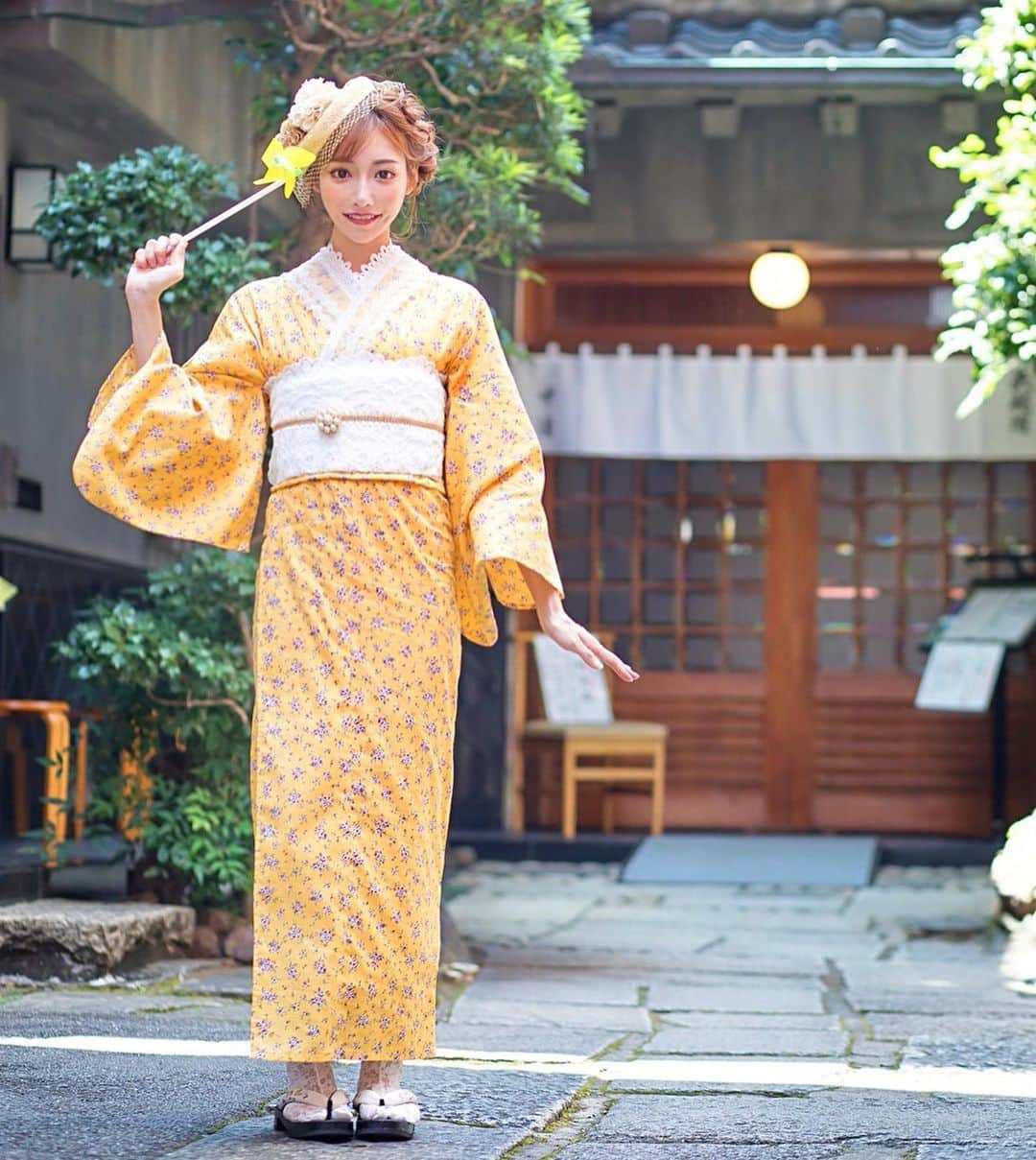 明日花キララのインスタグラム：「毎年たくさんイベントで浴衣着てたけど今はみんなと会えるイベントもなくて寂しい😔 . かわいい浴衣着て浅草さんぽしてみたの👘🍤 @kesatokyo_official さんの浴衣！！ 浴衣はもちろんヘッドアクセもヘアメもぜーんぶかわいいよ🌼」