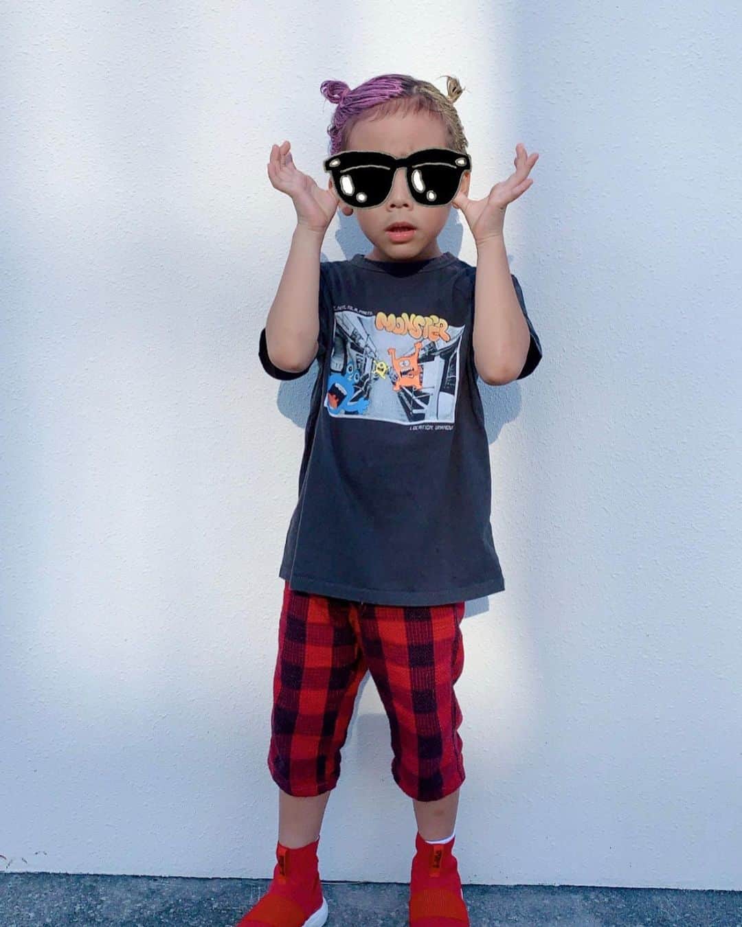 仲間リサのインスタグラム：「Crazy Hair Day👨🏻‍🎤💥﻿ スクールの行事で髪の毛をハデハデにする日で、ピンクとイエローのツートーンに.﻿ だいぶお気に召した様子で、毎日やりたいそうw﻿ そして、お気に入りの夏のオモチャも持参する日で﻿ 虫かごと虫取りあみをチョイス🕸﻿ ﻿ 行事が多くて親は少し大変ですが﻿ (今日は何を持ってく日だ🤔と間違えてしまった日も)﻿ 毎日楽しんでて☺️♡﻿ ﻿ #crazyhairday」