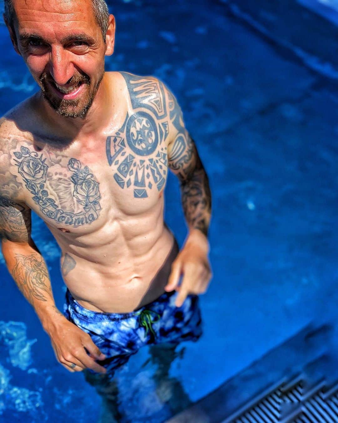 ロベルト・ヒルバートのインスタグラム：「Doubt is only removed by action. If you´re not working then that´s where doubt comes in. #tiktak #nichtohnemeinemädels #love #familie #wegetthemall #fit #hardworkpaysoffs #believe #meinprinzessinen」