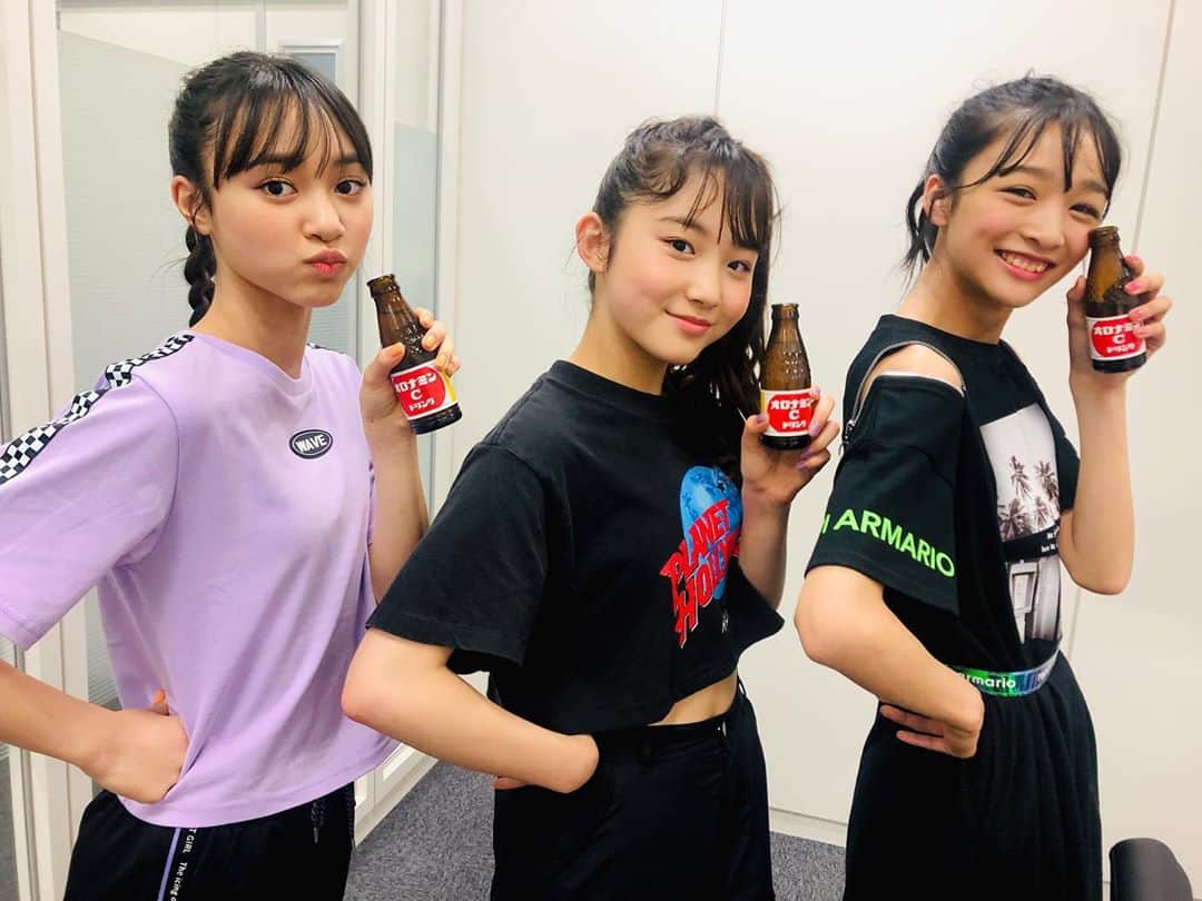 ニコ☆プチのインスタグラム：「💃🕺🎶 前の動画は見てくれたかな⁇😚 ヒミツの撮影とはこのことでした🤫🖤 #ニコプチダンス ぜひぜひ踊ってみてね😻😻 ふりつけは全部ココが考えてくれたよ👏🥺💖 . . オロC三姉妹と🍋 ハンディファン三姉妹♻️ 私服ダンスコーデ👗👠✨ #犬飼恋彩  #井口虹姫  #中山あやか  @motto_nicopuchitv_official」
