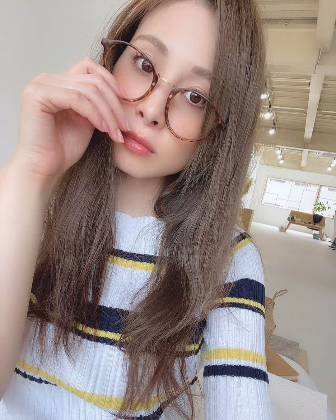 ハミ さんのインスタグラム写真 - (ハミ Instagram)「▽ #めがね女子 👓  いつもよりナチュラルメイクでした💄✨  #aw#shooting#👓」8月7日 19時11分 - hami0519