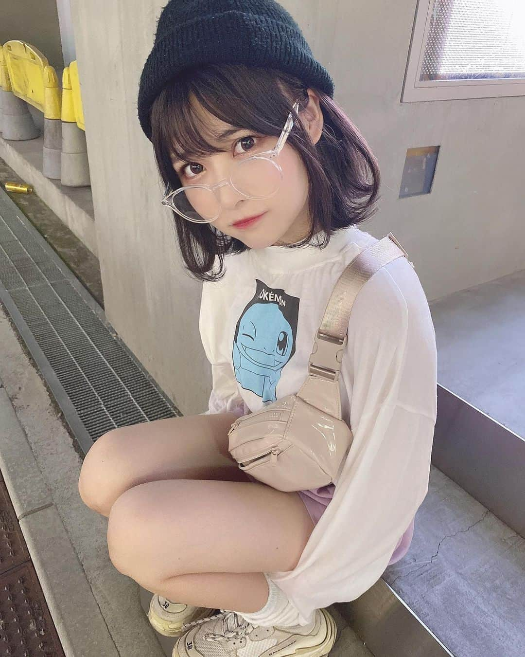 小此木流花さんのインスタグラム写真 - (小此木流花Instagram)「にゃーん久しぶりにストリートなお洋服きた日  最近おとなぽくなりたい期だったけど、やっぱこっちもすきな気持ち蘇ってきてしまった🐳  どっちがすき？ みんながすきな方着る(´•̥  ̯ •̥`)  トップスとバッグはこないだお買い物行ったとき1秒くらいで買ったやつ　おきにいりぃ  #コーデ  #ロンt #h&m #パンツ #ショルダーバッグ #h&m #ニット帽 #古着 #スニーカー #balenciaga」8月7日 19時11分 - okonogi_ruka