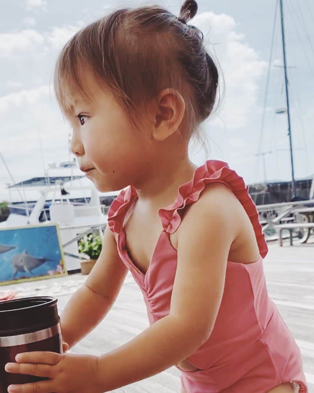高橋菜摘のインスタグラム：「. . . 1歳の水着の破壊力っ🌼 今年何故か水着4着位あるけど 水場がないからおうちぷーるで 着まわそうか👧🏼 . 👙 @alexiastam_official  XSでぴったりーーー！ 水着だけはちょい大きめじゃなく サイズぴったりに着るのが可愛い💭 . . #babyalexia . . #1歳女の子 #ベビー水着 #女の子ママ #女の子コーデ #初島 #ビーチガール  #夏休み #海 #女の子ベビー」