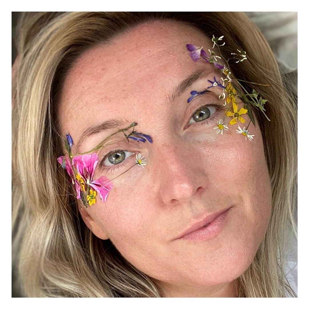 JO BAKERのインスタグラム：「P E T A L • P O W E R 🌸 Flowers just make you feel happy don’t they!!  #flowers that I picked from my #mumsgarden and dried for 2 days under heavy books and then stuck to my face!  I’d love to see your versions!!!!!  If you don’t have a garden...maybe a stroll in a park or around your neighborhood and see what delicate bits of nature you can find... this was supremely #theraputic and made me  reconnect with #mothernature !!  Also you don’t need to spend any money to create this look!!  Tip- try lash glue and use it tacky and half dried to stick them down. I used a random #glitterglue one by @bennyemakeup that I had in my kit.  Don’t forget ~ Tag me in your versions....  🌼🌸🌺🌸🌼🌾 #jobakermakeupartist #nomakeupmakeup #fleur #fleurs #flowers #nature #wildflowers #englishgarden also #noretouch #nofilter」