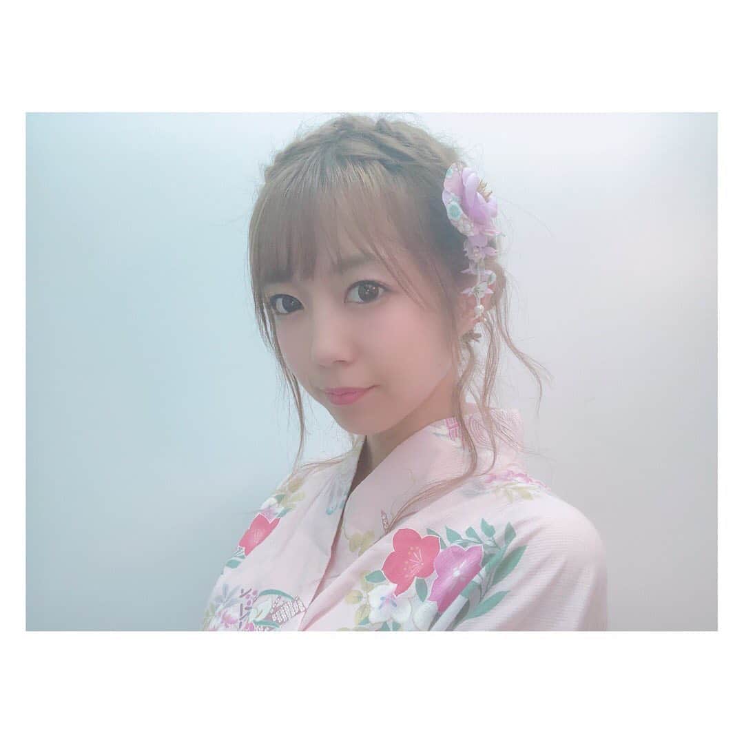のインスタグラム：「髪型は自分でやってみた✌︎ 来週はどんな髪型にしよーかな❤︎ #浴衣ヘアアレンジ ・ うそ！笑笑 後ろは琴ちゃんにしてもらったよ〜💕」