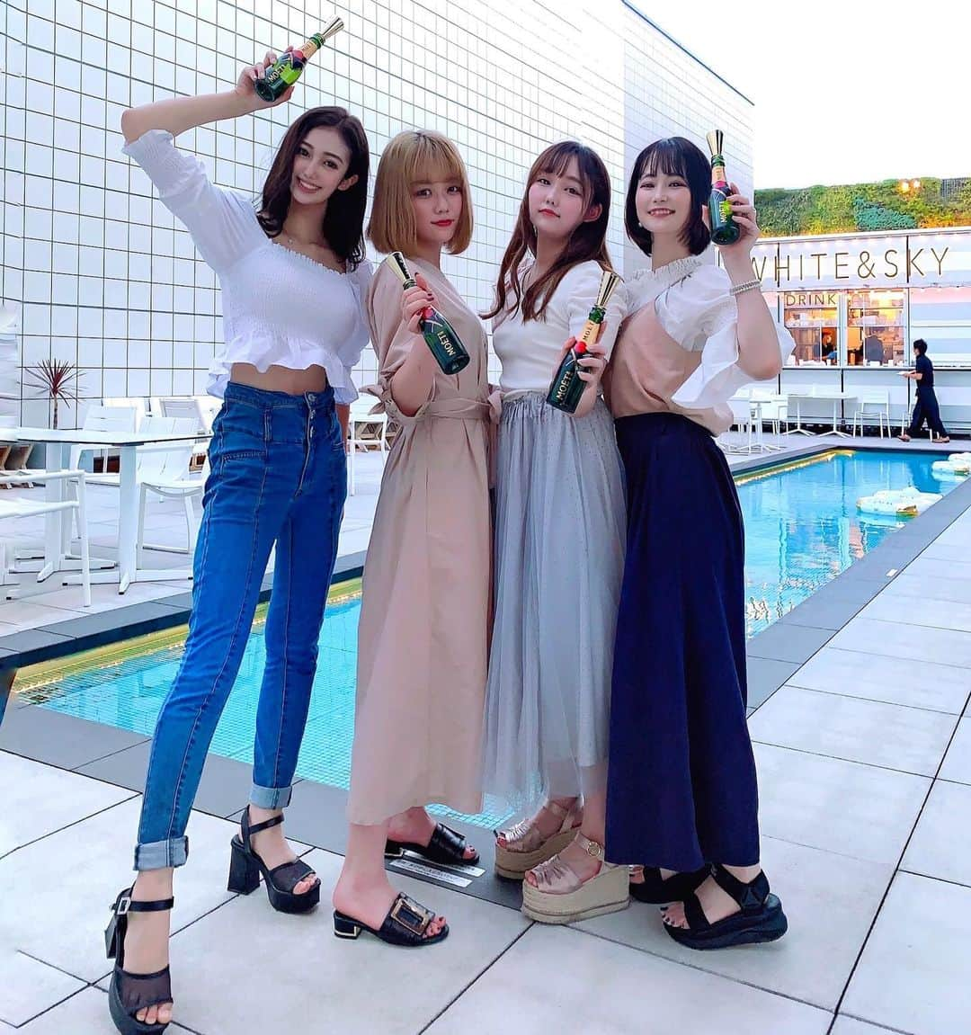 あべなつきさんのインスタグラム写真 - (あべなつきInstagram)「銀座でビアガ女子会✨🥂💗﻿ ﻿ ﻿ 東急プラザ銀座の屋上の﻿ プールサイドで﻿ インスタ映えなビアガ女子会したよ✨﻿ ﻿ @moeterrace  モエシャンで乾杯したよ！ ご飯も美味しかった🥺❤️﻿ ﻿ ソーシャルディスタンス完璧の﻿ ビアガだから夏を満喫できました〜💗﻿ ﻿ 夏の思い出できた☀️🍉🌈﻿ ﻿ ﻿ #プールサイド　#東急プラザ銀座 #ビアガーデン　#インスタ映え　#銀座 #銀座カフェ　#モエシャン #ビアガ　#夏の思い出 #女子会　#東急プラザ #キラキラ女子 #女子会コーデ #プール #屋上テラス #屋上 #カフェテラス #銀座デート　#スカイテラス」8月7日 19時14分 - i.am_natsuki_