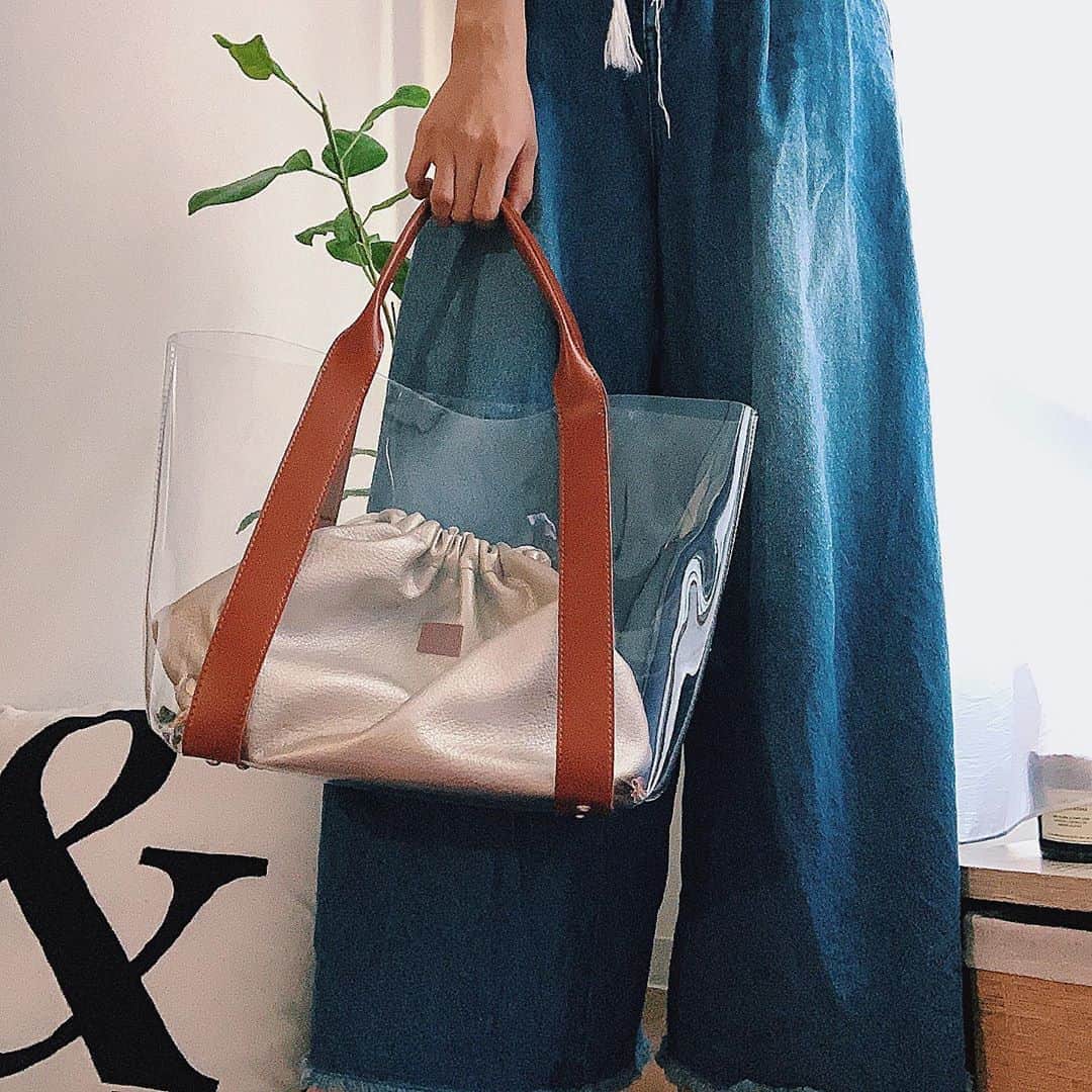 のインスタグラム：「大容量で仕事用バックとしても使えて優秀！ スケスケ〜✨ かーわーうぃ！ いつもありがとうございます！😘💗 @florist_zozotown  #florist #bag #fashion」