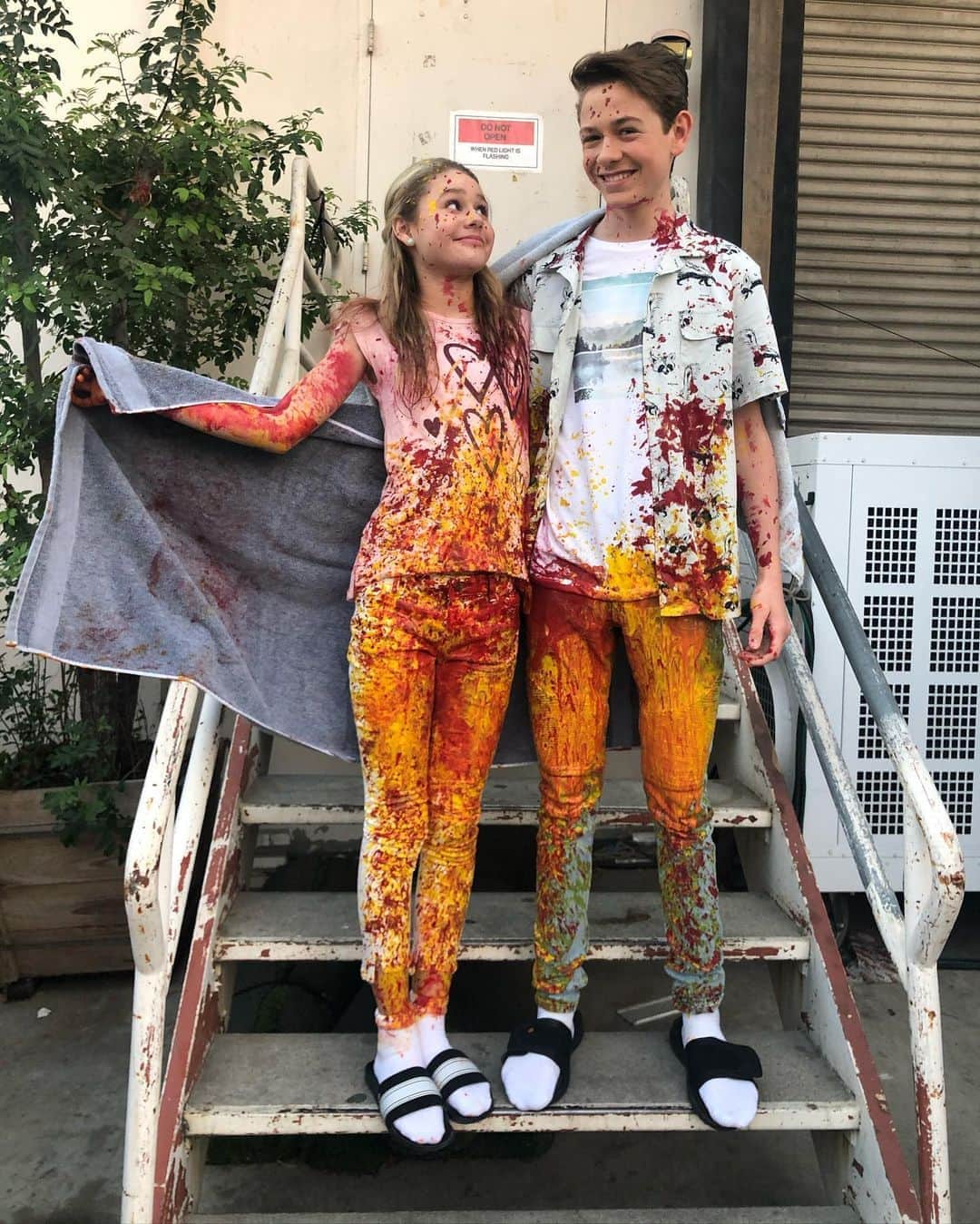 Ruby Rose Turnerさんのインスタグラム写真 - (Ruby Rose TurnerInstagram)「NEW episode today !! missing my wrather fam🤍 ..and I miss hugs and getting messy and laughing too much when we weren’t supposed to💅🤍don’t miss today’s new episode !! its the second to last ep of season 2..lots of hard work put into it from all these people (and sooo many more) that I miss dearly xo #coopandcami #disneychannel」8月8日 0時42分 - rubyroseturner