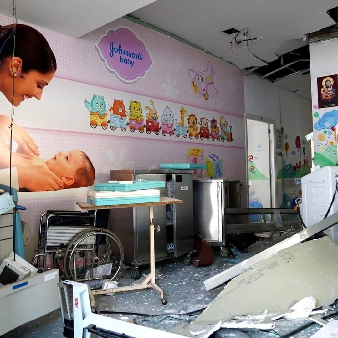 unicefさんのインスタグラム写真 - (unicefInstagram)「This unit which specialised in treating newborns who need critical care in Karantina Hospital was totally destroyed by the #Beirut explosions.   16 other health centres serving some 160,000 people were also damaged.  As overwhelmed health workers face the double impact of the disaster and COVID-19, @uniceflebanon is urgently working with partners to restock medical supplies and secure vaccines.   © UNICEF/Choufany」8月8日 0時45分 - unicef