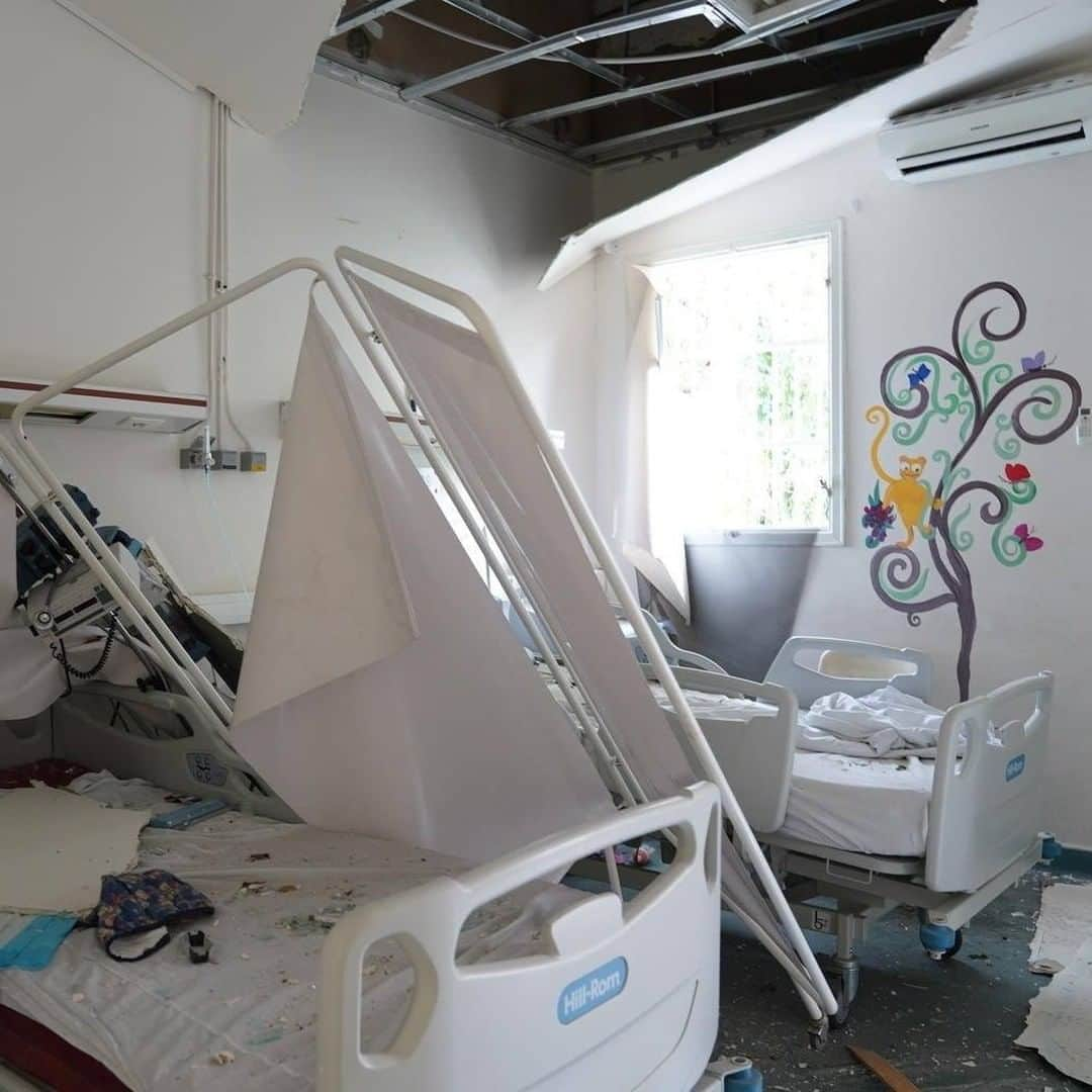 unicefさんのインスタグラム写真 - (unicefInstagram)「This unit which specialised in treating newborns who need critical care in Karantina Hospital was totally destroyed by the #Beirut explosions.   16 other health centres serving some 160,000 people were also damaged.  As overwhelmed health workers face the double impact of the disaster and COVID-19, @uniceflebanon is urgently working with partners to restock medical supplies and secure vaccines.   © UNICEF/Choufany」8月8日 0時45分 - unicef