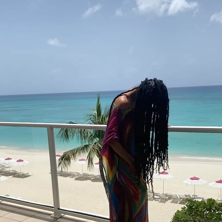 セリタ・エバンクスのインスタグラム：「I live where you vacation #345 🇰🇾👑 #blessed #behindthescenes」