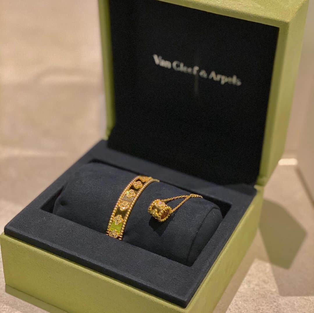 ERENAのインスタグラム：「🎁 . . お誕生日プレゼントで ヴァンクリのブレスレット😢 そしてお揃いのネックレス😱 . ブレスはりょう様と綾田社長 からです😭😭😭 言葉にできないです😢 実は前持っていたんですが いろいろあって 無くしてしまった話を綾田社長 にしました😢そしたら誕生日に りょう様と綾田社長から...😢 泣けます😭 大好きなお二人から😭😭 . そしてネックレスは ランスの社長のあちゃんからです😢 ２日目おわって、お疲れ様と 言ってのあちゃんが付けてたのを えれなに付けてくれました😭 いつも側で応援してくれて 相談はあまりえれなは できないけど悩んでる時は察して いつも抱きしめてくれる😢😢 エレナがこんな物をもらえるのは ほんとにおかしいです😭 でも一生大切にします ブレスレットもネックレスも😭 幸せ者すぎます🥺🥺♥️ . りょう様、綾田社長、 ランスの社長のあちゃん😌 ほんとに大好きです😭♥️♥️ ありがとうございます😭😭」