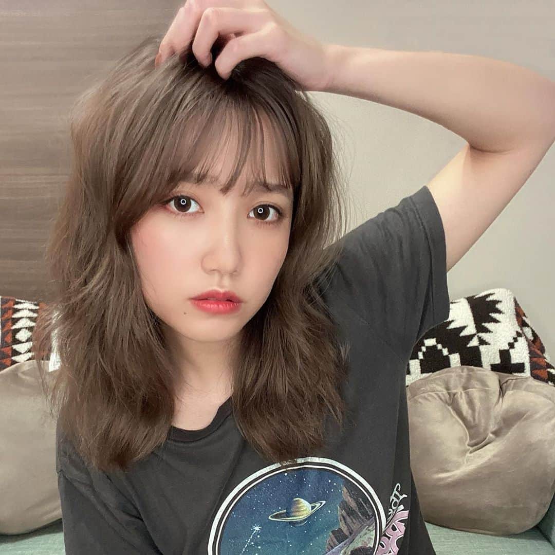 加藤玲奈のインスタグラム：「そういえばこの前、髪の毛暗くしましたー🙋🏼‍♀️ 今回も可愛いカラー🥰 ブリーチは一旦お休みしました。笑」