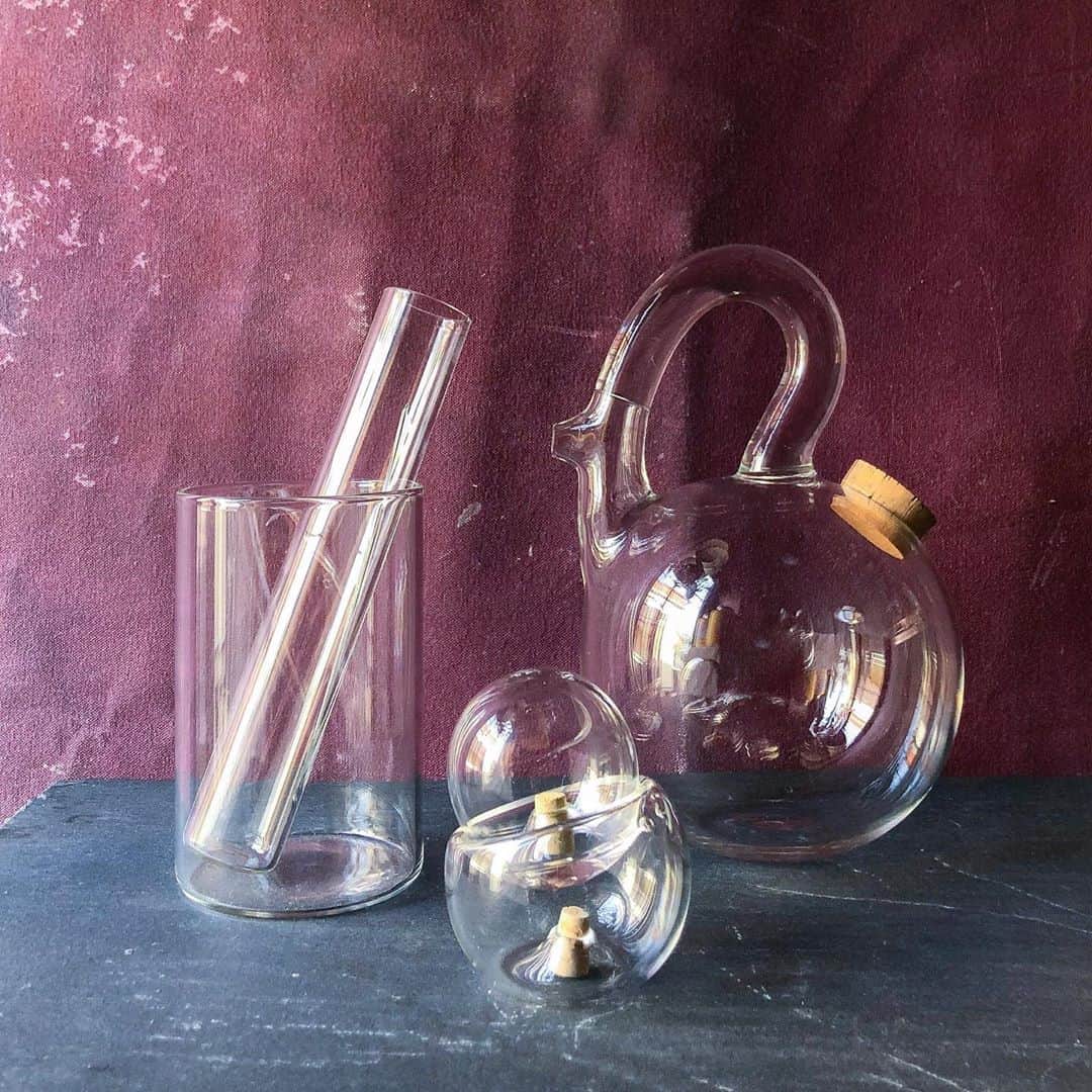 H.P.DECOさんのインスタグラム写真 - (H.P.DECOInstagram)「【RECOMMEND】 フランスのガラスプロダクトブランドによる、まるで実験器具のような佇まいのテーブルウェアが揃いました。 試験管のようなチューブとタンブラーがセットになったティーセットや、独創的な形のポット、オブジェのように積み重ねることができるソルト&ペッパーなど、モダンでありながら詩的な空気感を感じさせるものばかりです。お茶周りのアイテムにも、拘りを散りばめてはいかがでしょうか。  #glass #glassware #handmaeglass #designglass #teaset #tableware #tablecoordinate #france #art #hpdeco #hpdecoaosando #アート感のある暮らし」8月7日 19時20分 - atelier_ma_vie