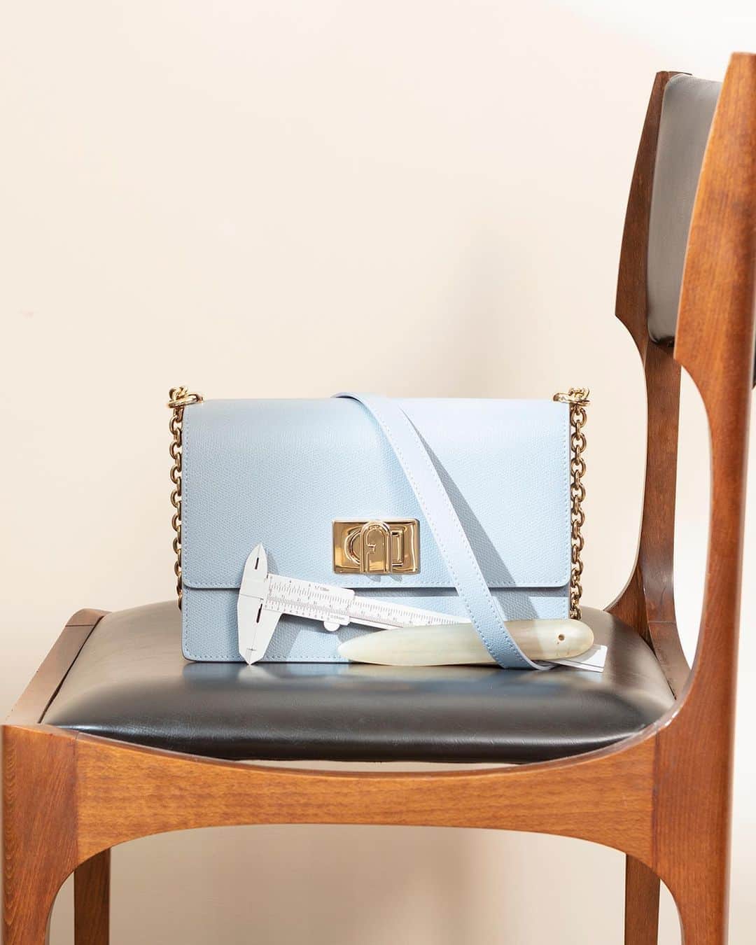 フルラのインスタグラム：「Crafted since 1927, Furla creations are the result of an Italian spirit. Attention to detail and innovative design are key aspects of our collections. � #thefurlasociety #furlafeeling #newcollection #furla #accessories #fashion」