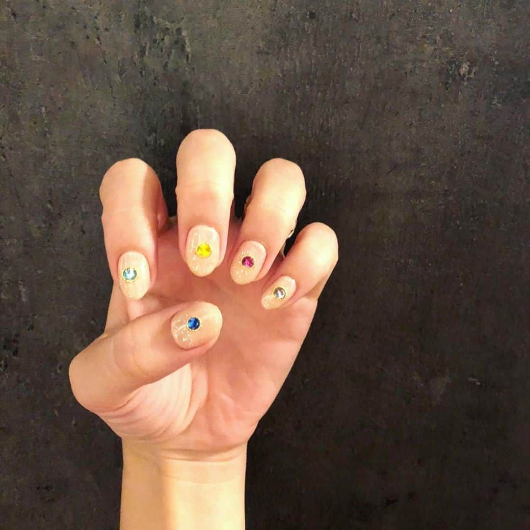 丸高愛実さんのインスタグラム写真 - (丸高愛実Instagram)「💅💓 娘が「ピンクと青と黄色と〜」と言うので ストーンでのせたよ🤣❤️  #ネイル #nail #marutakanail」8月7日 19時30分 - marutakamanami