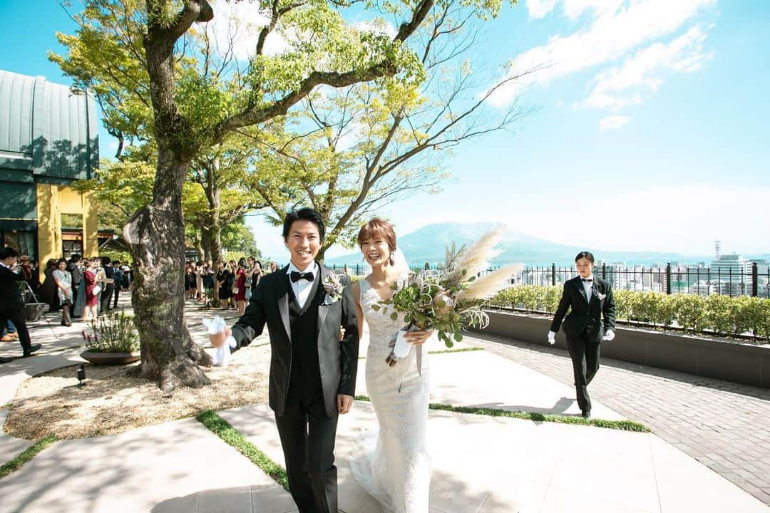 orb_weddingのインスタグラム：「#orbweddingreport 🕊﻿﻿﻿﻿ ﻿ orbでお衣装のご紹介をさせていただいた﻿﻿ お客様よりお写真が届きました﻿🕊﻿ ﻿﻿ 桜島をバックに﻿ 皆様に見守られながら...﻿ ﻿ ﻿ ドレスは　#マルケーザ﻿ ﻿ ため息の出るような美しさ﻿ とてもとてもお似合いです😂﻿ ﻿ .﻿﻿﻿﻿﻿ .﻿﻿﻿﻿ Place: #城山観光ホテル　様﻿﻿ ﻿﻿Dress: #marchesa #マルケーザ﻿﻿ Shop: @juno_wedding﻿　@juno_tenjin  ﻿﻿﻿﻿﻿ 𓇼お問い合わせ𓇼﻿﻿﻿﻿﻿ ☎ 0120-790-479﻿﻿﻿﻿﻿ 公式LINE@ ﻿﻿﻿﻿﻿ @orb_wedding(@マーク含みます)﻿﻿﻿﻿﻿ ﻿﻿﻿﻿﻿ ﻿﻿﻿﻿﻿ #orb_wedding #結婚式場見学 #パーティレポート #プレ花嫁 #日本中のプレ花嫁さんと繋がりたい #式場探し #ドレス探し #結婚式準備 #福岡結婚式場　#福岡花嫁 #福岡プレ花嫁 #鹿児島結婚式場　#juno_weddingdress #MARCHESA #weddingdress」