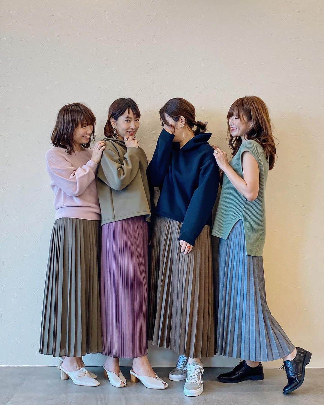のインスタグラム：「𝕌ℕ𝕀ℚ𝕃𝕆 𝟚𝟘𝟚𝟘 𝕡𝕝𝕖𝕒𝕥𝕖𝕕 𝕔𝕠𝕝𝕝𝕖𝕔𝕥𝕚𝕠𝕟.  定番・可愛い！ユニクロプリーツの展示会へ😊 ・ カラフルからシックな色までカラバリ豊富なワッシャースカートや柄ものも個性的で可愛い😆 ・ アコーディオンプリーツスカートは チェックが発売！ ・ グレーもブラウンも着回ししやすい✨ ・ お花屋さんは銀座マロニエゲート、ウィズ原宿、横浜ベイサイドマリーナのユニクロ内に出店しているお花屋さん🌻 ・ 1束390円だったから、ユニクロに寄ったついでに花を買って帰るには手頃なお値段😊✨ ・ ・ #リンクコーデ#お揃いコーデ #双子コーデ  #カジュアルコーデ#きれいめコーデ#きれいめカジュアル#秋コーデ#ママコーデ #uniqloginza #ユニクロ#uniqlo #プチプラコーデ #プチプラファッション #ユニクロコーデ」