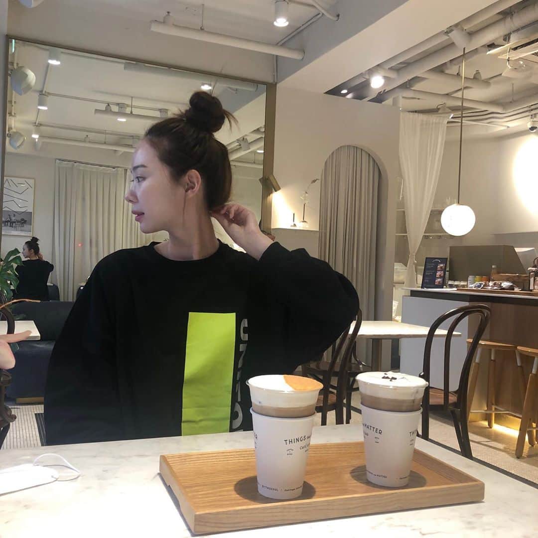 イユエリンのインスタグラム：「뭘 봐👁☕️」