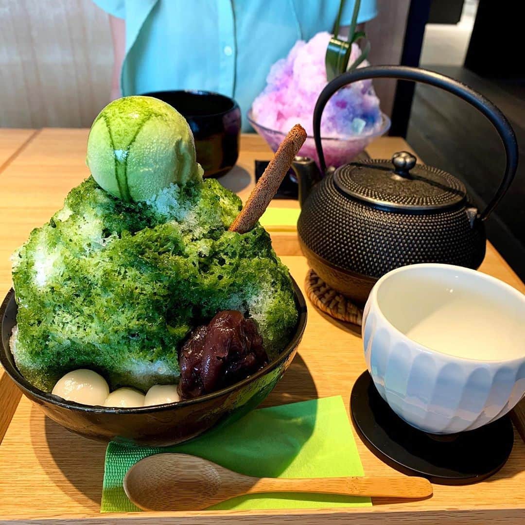 のインスタグラム：「【渋谷　然花抄院】 京都室町と渋谷ヒカリエにお店を構える和スイーツのお店🍵 ㅤㅤㅤㅤㅤㅤㅤㅤㅤㅤㅤㅤㅤ 🏠#渋谷　#然花抄院 🚶‍♂️渋谷駅直結ヒカリエ5F 📖然の氷　宇治金時(¥1650) 然の氷　光蜜氷(¥1650) どちらもセットドリンク付き ㅤㅤㅤㅤㅤㅤㅤㅤㅤㅤㅤㅤㅤ 京都の人気店然花抄院のPR！！！ ㅤㅤㅤㅤㅤㅤㅤㅤㅤㅤㅤㅤㅤ 宇治金時は抹茶アイスに白玉、あんこ！ 抹茶粉から作った本物の抹茶蜜。 甘みの中に苦味もしっかり感じられる美味しい抹茶。サイズ大きめ。  光蜜氷は見た目鮮やかなバタフライピーをシロップとして使ってる。 別添えの夏にぴったりの蜂蜜レモンシロップをかけると色が変化する。 中にミカンゼリーや寒天のお菓子入りで最後まで楽しめる！ これが味の濃い酸味のある味でほんとに美味しい！  かき氷は細かい小粒の氷。 どちらもドリンクと小さなお菓子付き。 ㅤㅤㅤㅤㅤㅤㅤㅤㅤㅤㅤㅤㅤ 店内洗練された雰囲気。 女性が多め。年齢層は幅広い。 席数が多くカウンター席もありお一人様でも行きやすい。おしゃべりもしやすい雰囲気。  ㅤㅤㅤㅤㅤㅤㅤㅤㅤㅤㅤㅤㅤ 9月15日まで渋谷店では会計時に「りょうくんグルメ見た！」と店員さんに伝えるとお菓子の武々卵をもらえるよ！ 京都の室町本店では卯月をプレゼント！！！  ㅤㅤㅤㅤㅤㅤㅤㅤㅤㅤㅤㅤㅤ 渋谷でかき氷食べたくなったら行ってみてね！  渋谷店 東京都渋谷区渋谷2-21-1ヒカリエ5F 11:00〜18:00  京都店 京都府京都市中京区室町通二条下ル蛸薬師町271-1 10:00〜21:00  #かき氷 #東京カフェ #京都カフェ #光蜜氷」