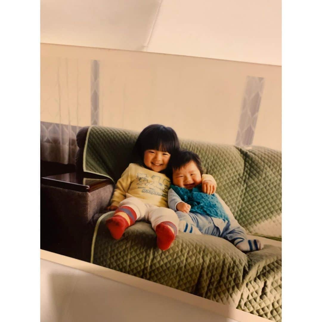 熊木杏里のインスタグラム：「３つ下の、弟。 小さい頃は毎日遊んで 喧嘩もしたなぁ。 背中に石を投げられて息が一瞬 出来なくなる事件があった。笑  人生の中での、いい時代だった。 誕生日おめでとう🎉」