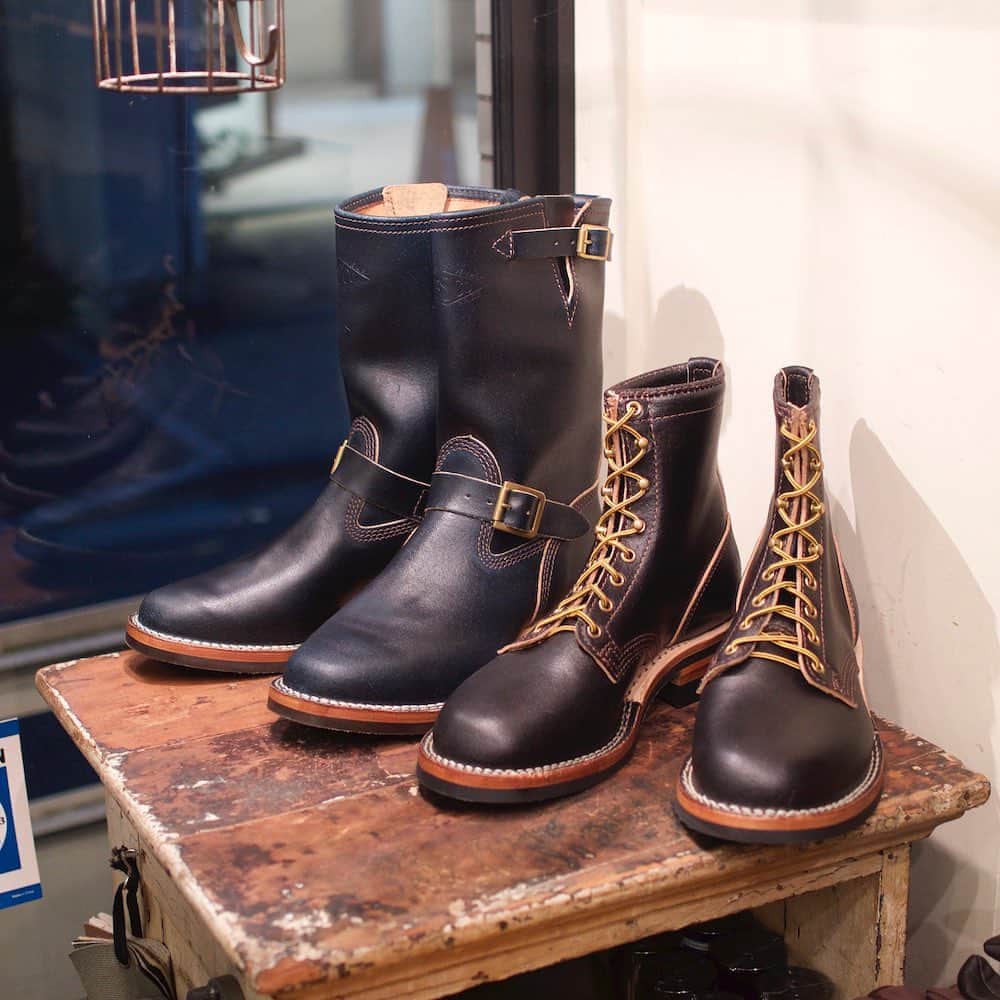 のインスタグラム：「【Waxed Flesh Leather 恵比寿店にも入荷！】 ラフアウト(裏革)をベースにワックス加工したホーウィン社の"Waxed Flesh Leather"を使った限定モデルがWESCO恵比寿店にも入荷しました！受注時、特に人気の高かったブラックとネイビーをそれぞれ実際に手に取ってご覧頂けます。こちらは現在あるストック分で終了となりますのでお見逃しなく！  そしてもちろん通常のカスタムオーダーも受け付けており、今ですと11-12月頃の納品となります。今年の秋冬に履きたいという方は最良のタイミングですのでそちらも合わせてご検討ください！  . #wesco #jobmaster #boss #madeinusa🇺🇸 #oregon #scappoose #wescojapan #wescoebisu #wescosetagaya #wescokanazawa」